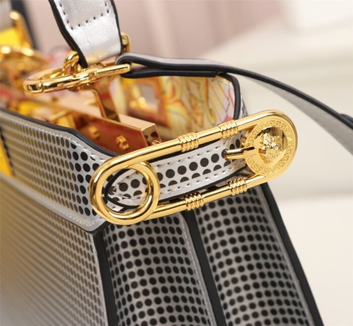 FENDI Iseeu Clip bag size:33* 24.5cm/ 24 *20cm