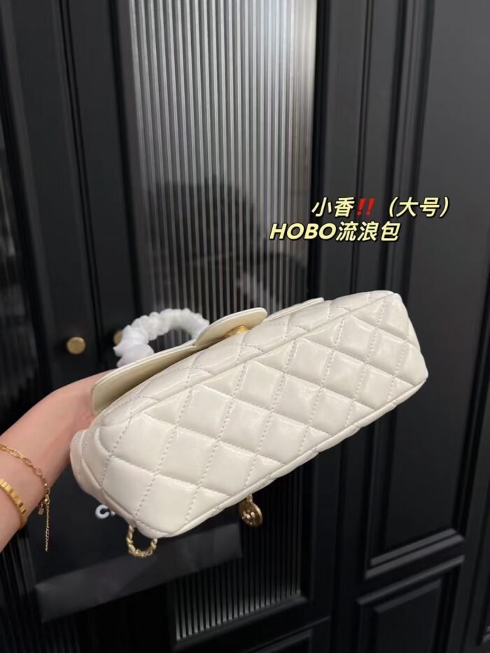 Chanel HOBO bag Oil wax leather white 3690 size: 22*20cm