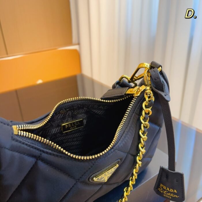 Prada Underarm handbag size: 21*6*17cm