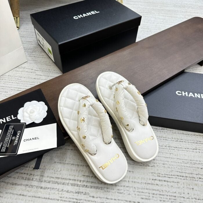 Chanel’s new summer bread slippers size: Size: 35-40 note shoes size when you fill shipping address