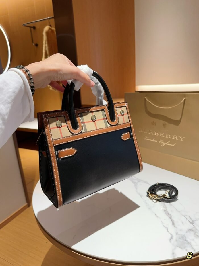 Burberry title Hand-held crossbody tote bag size: 26cm