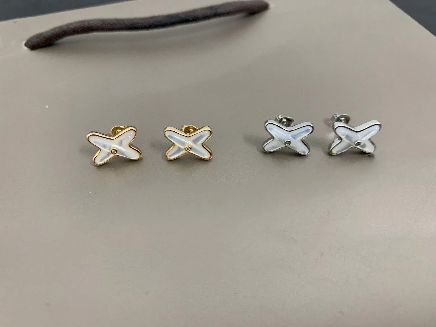 [CH]JEUX DE WHITE MOP SILVER DIAMOND EARRINGS