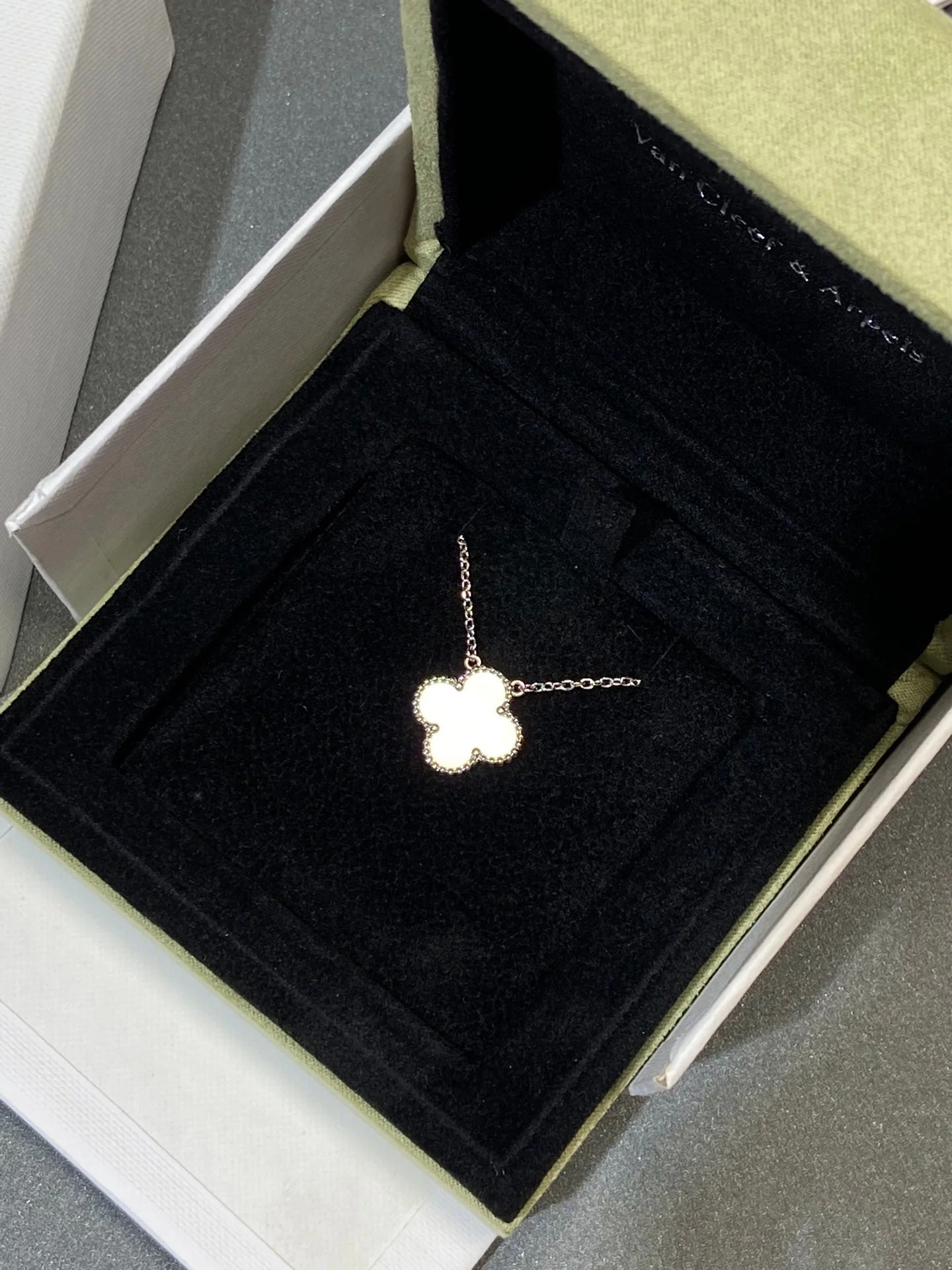 [VA]CLOVER MEDIUM SILVER WHITE MOP NECKLACE