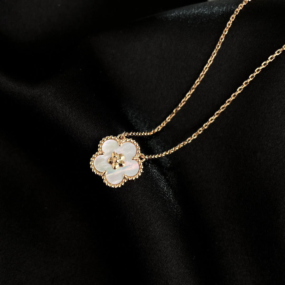 [VA]LUCKY  WHITE MOP  PLUM BLOSSOM NECKLACE