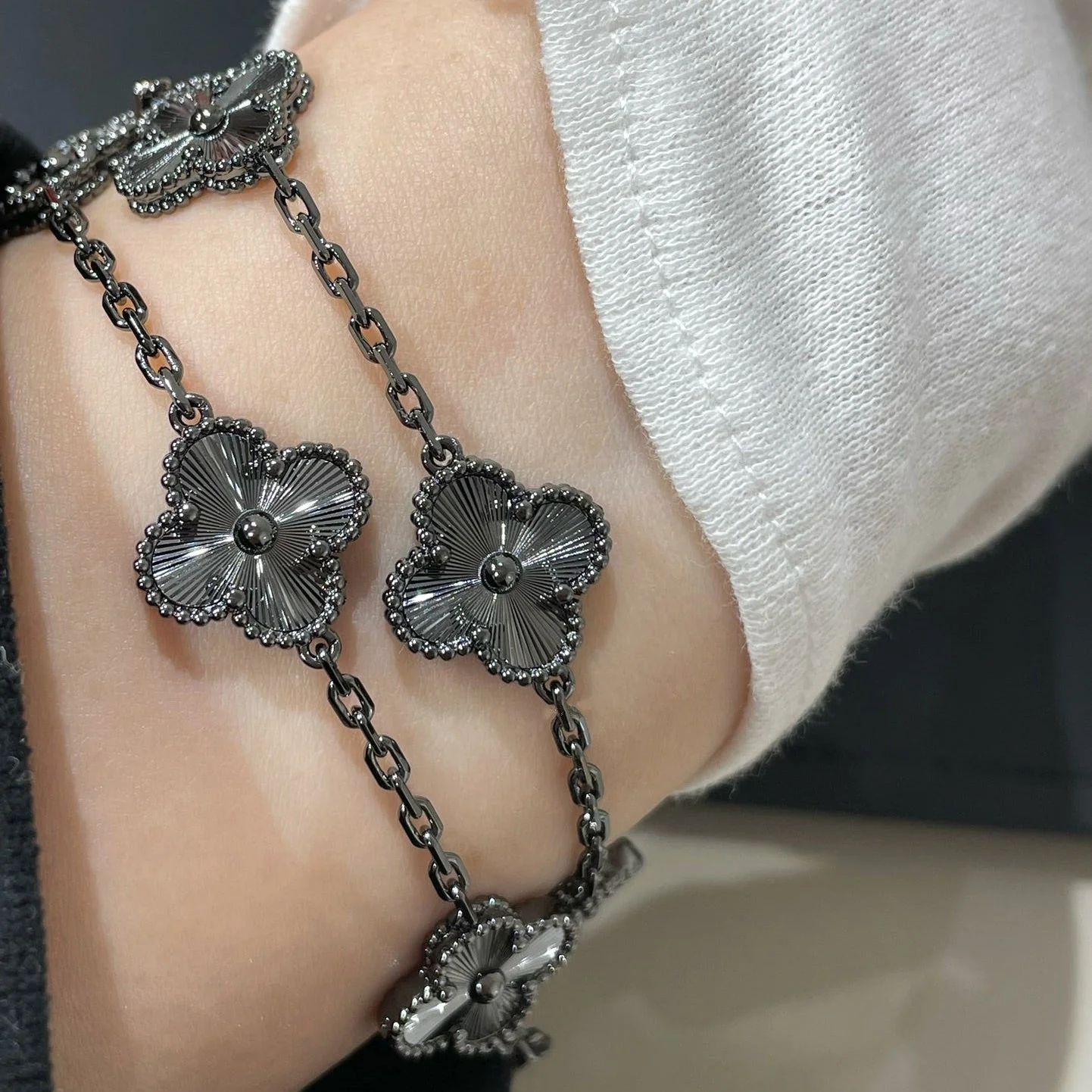 [VA]CLOVER 5 MOTIF BLACK BRACELET