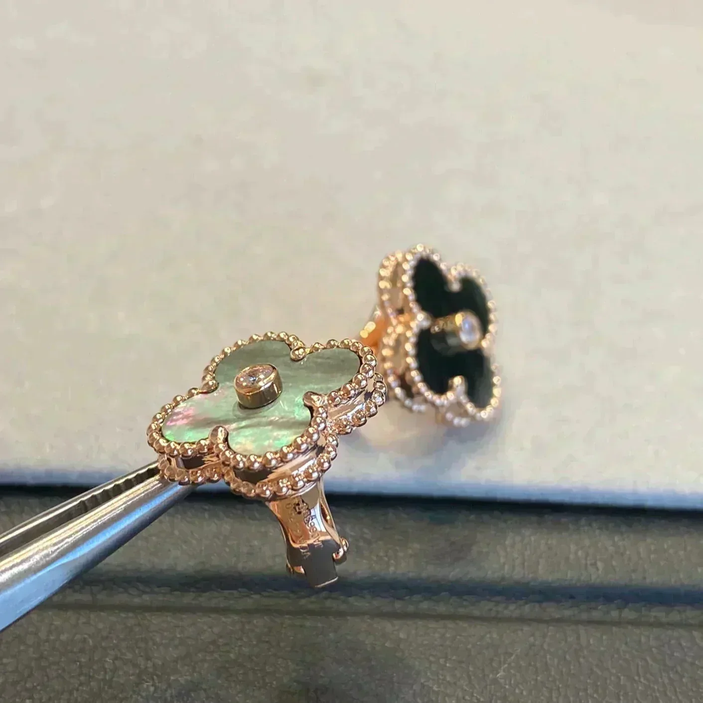 [VA]CLOVER MEDIUM 1 MOTIFS GRAY MOP  DIAMOND EARRINGS