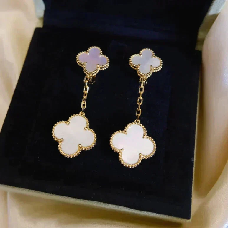 [VA]CLOVER 2 MOTIF WHITE MOP EARRINGS