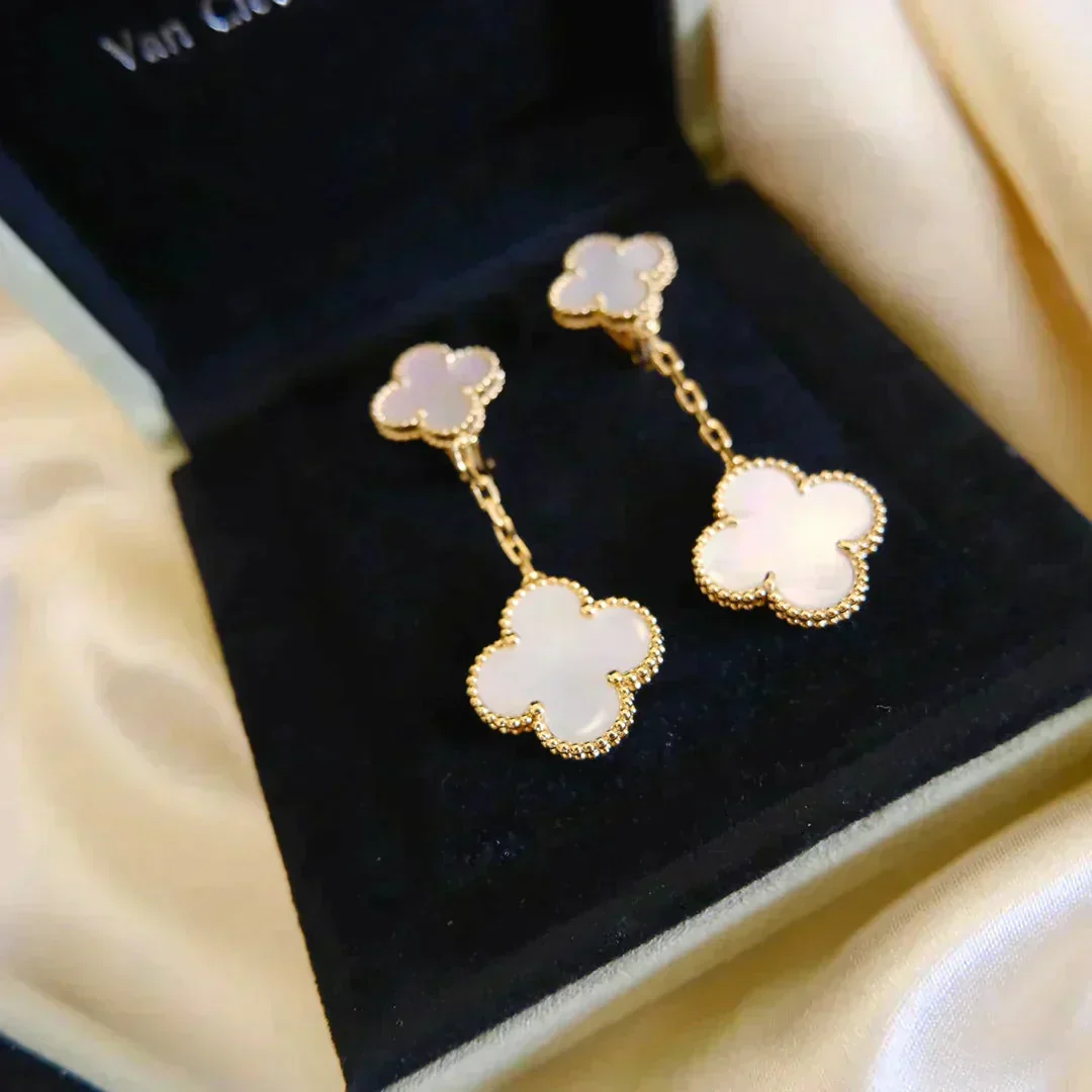 [VA]CLOVER 2 MOTIF WHITE MOP EARRINGS
