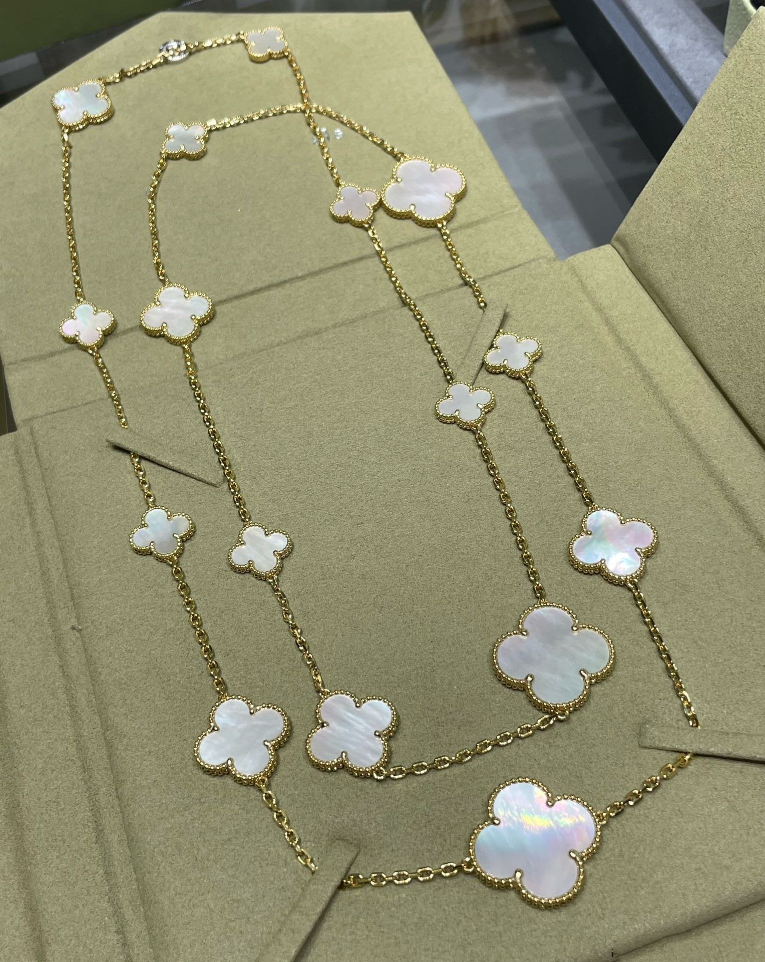 [VA]CLOVER 16 MOTIF WHITE MOP GOLD NECKLACE
