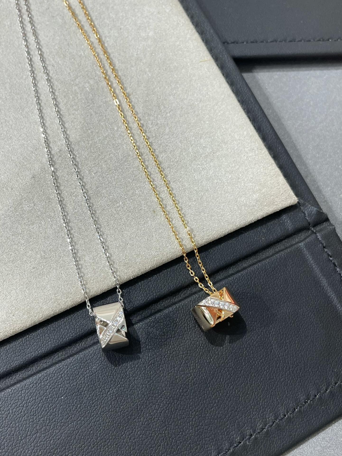 [CH]LIENS EVIDENCE DIAMOND NECKLACE