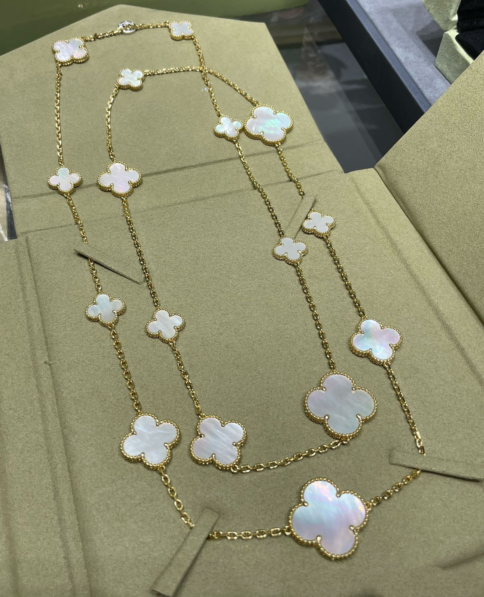 [VA]CLOVER 16 MOTIF WHITE MOP GOLD NECKLACE