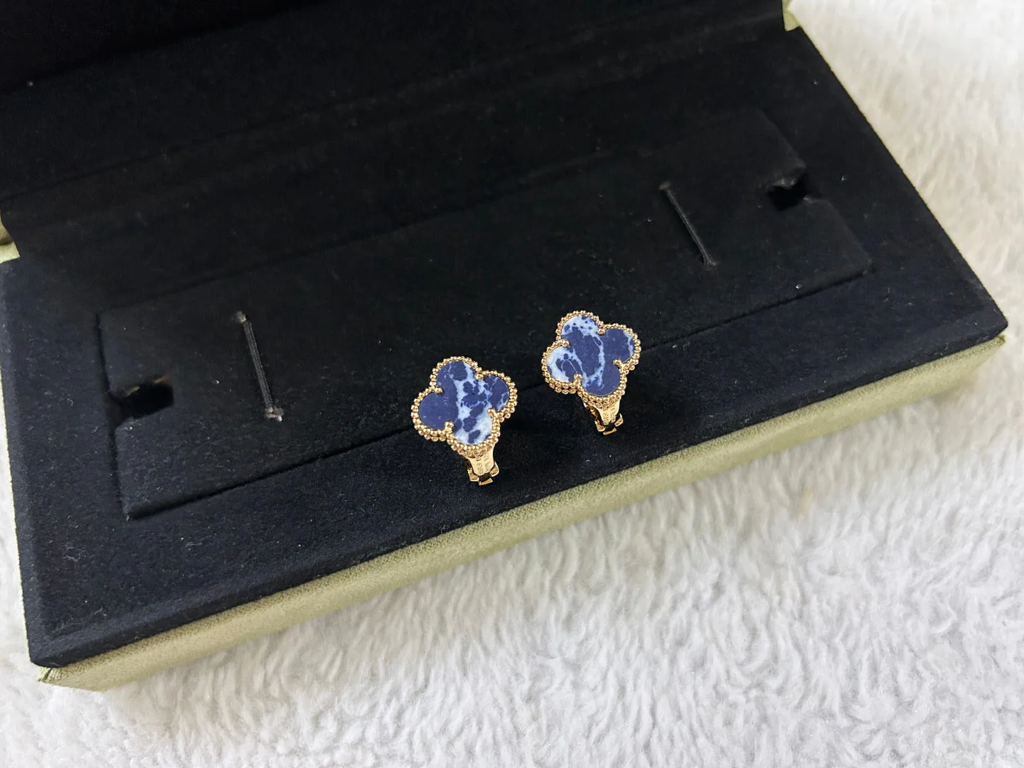 [VA]CLOVER PIETERSITE MEDIUM STUD EARRINGS