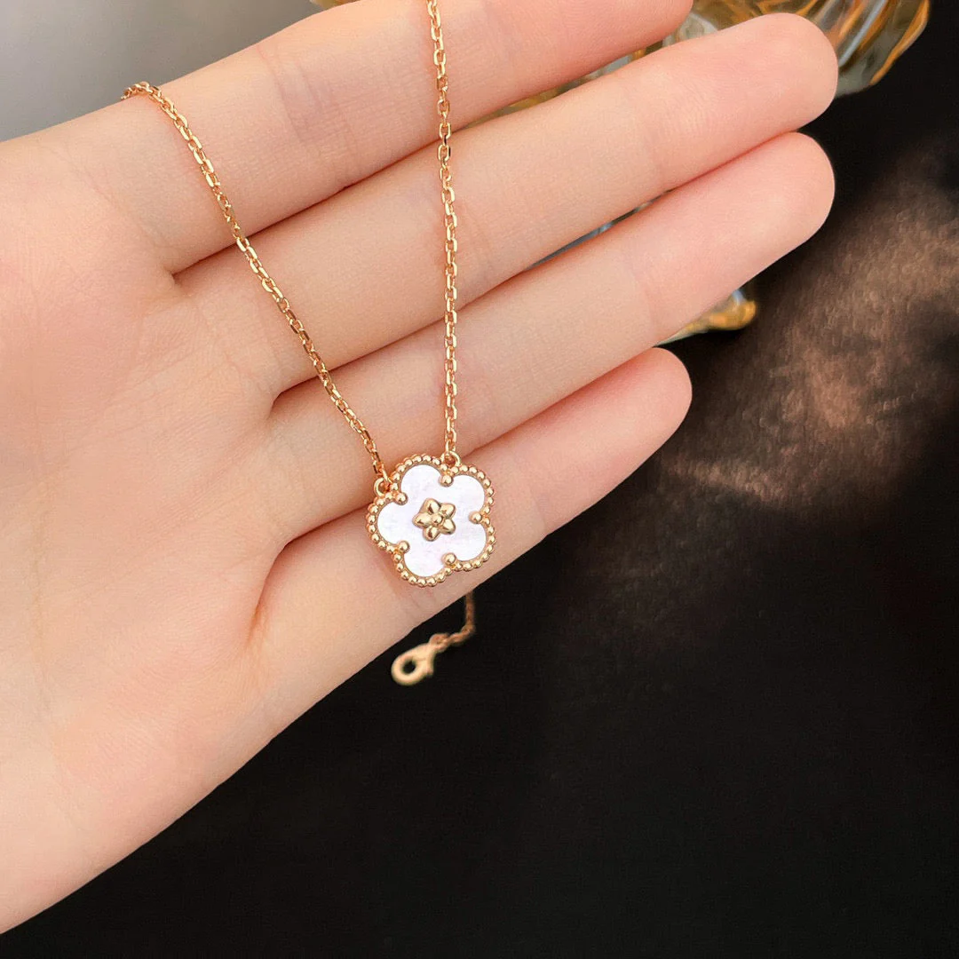 [VA]LUCKY  WHITE MOP  PLUM BLOSSOM NECKLACE