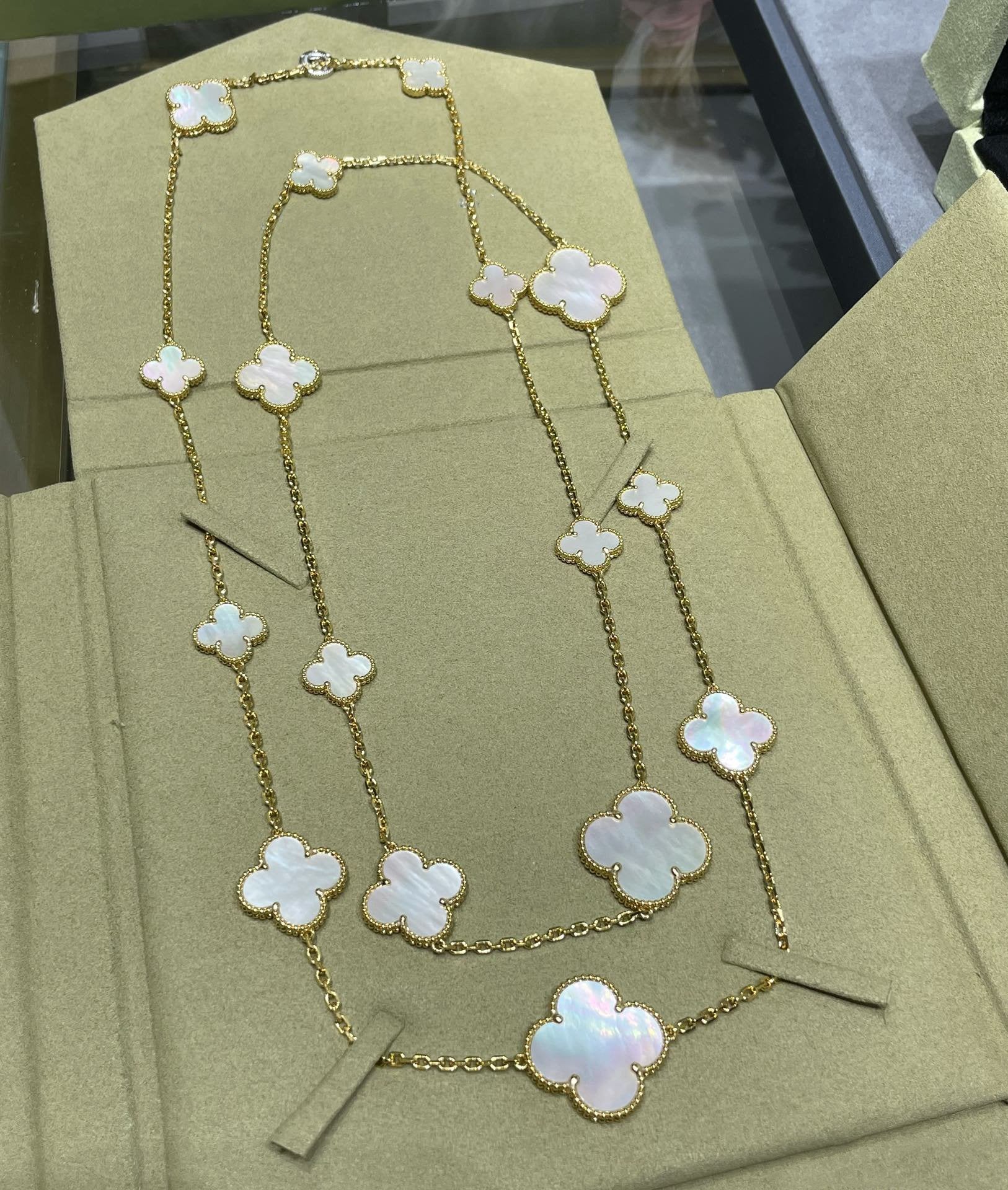 [VA]CLOVER 16 MOTIF WHITE MOP GOLD NECKLACE