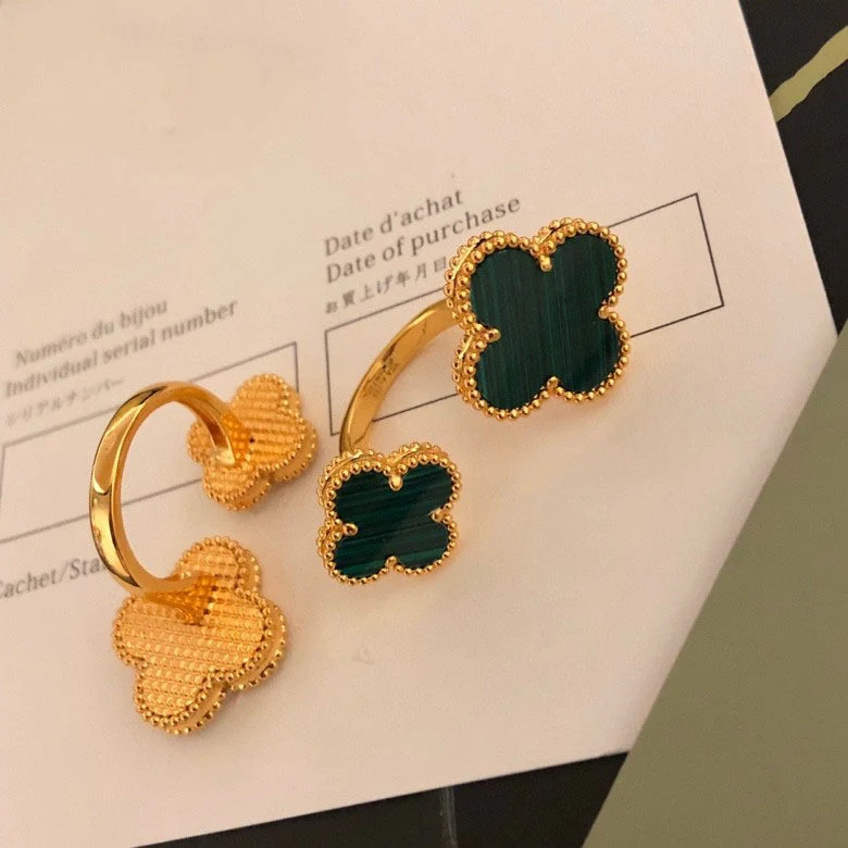 [VA]CLOVER BETWEEN THE FINGER RING