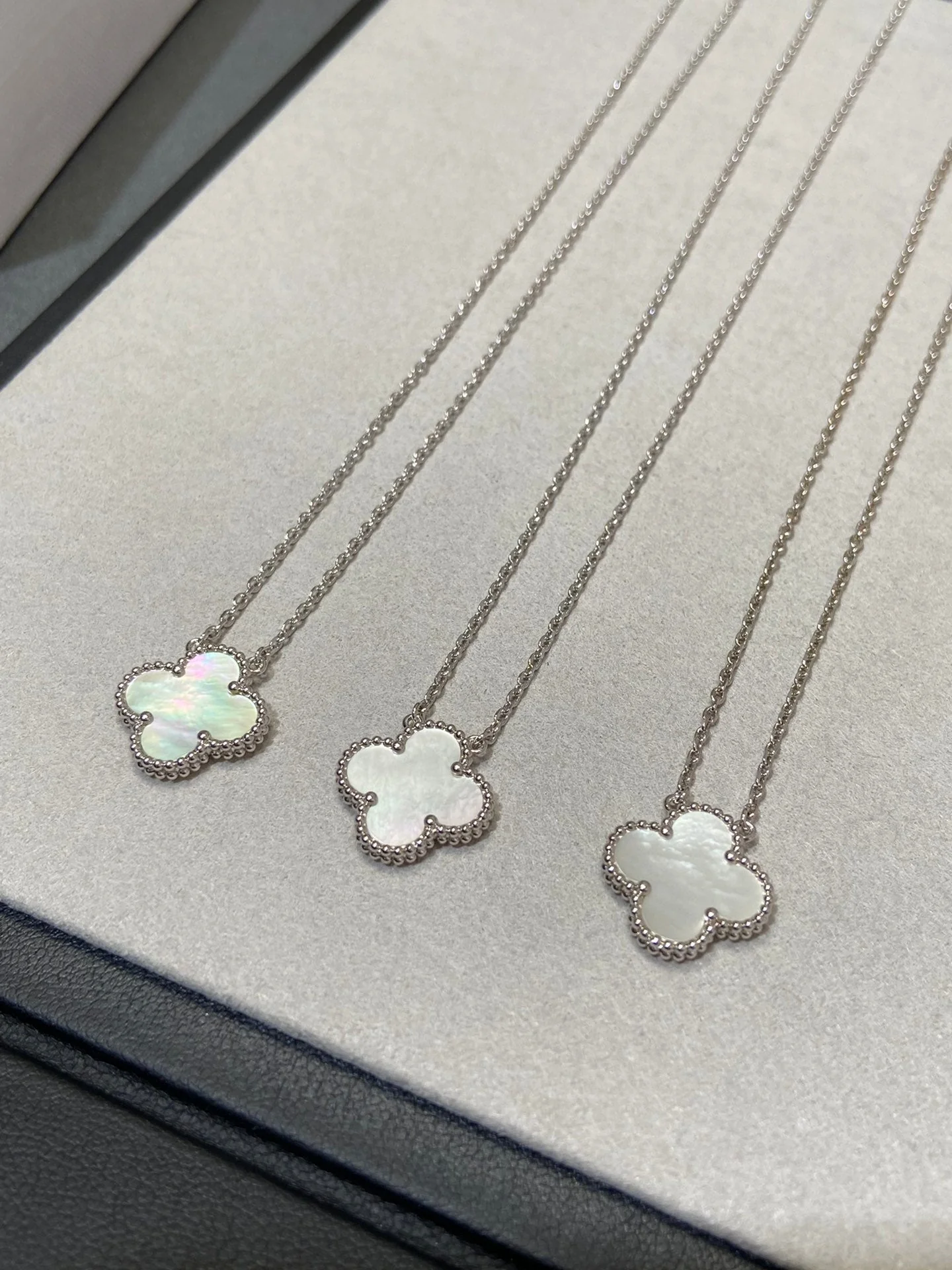 [VA]CLOVER MEDIUM SILVER WHITE MOP NECKLACE