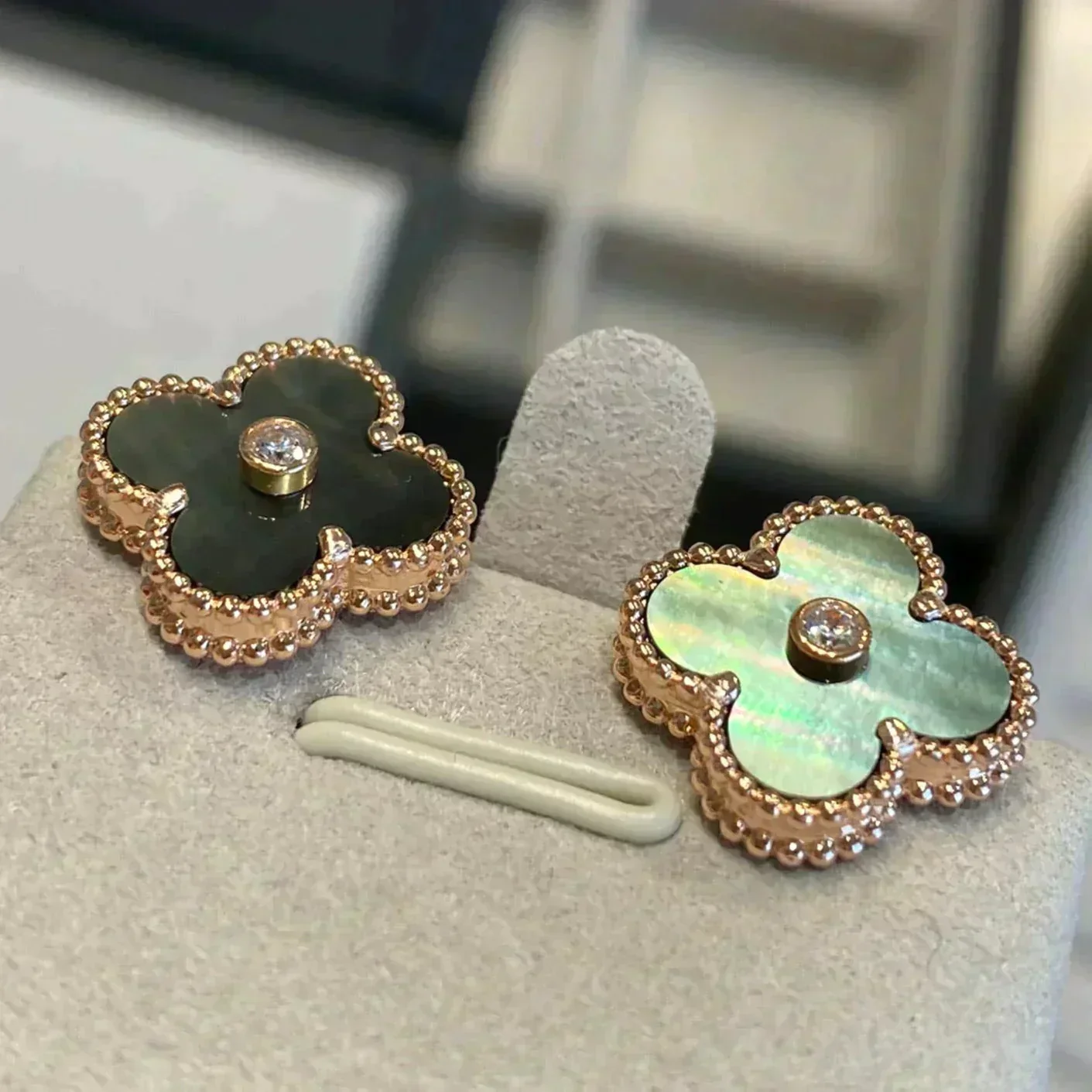 [VA]CLOVER MEDIUM 1 MOTIFS GRAY MOP  DIAMOND EARRINGS