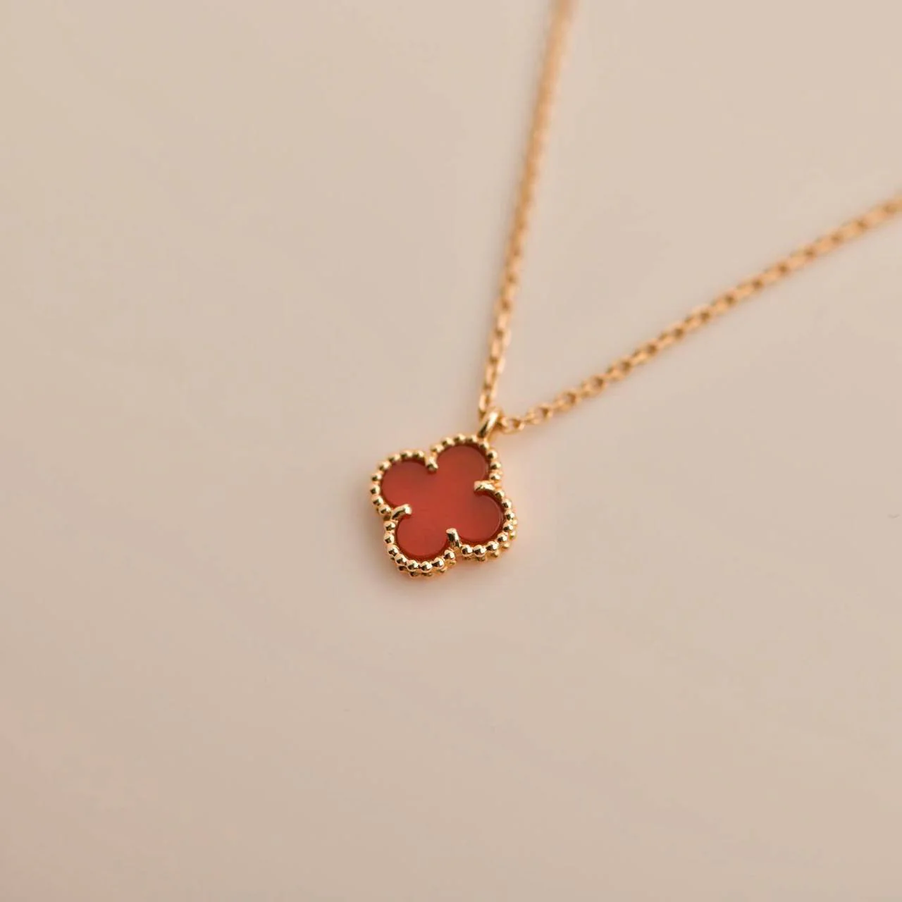[VA]CLOVER MINI 9.5MM WHITE CARNELIANS NECKLACE