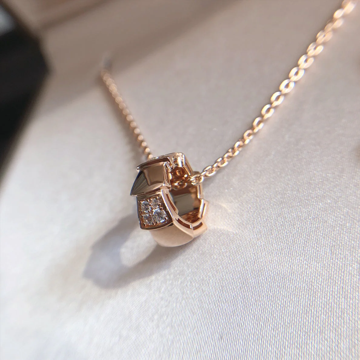 [BV]SERPENTI PEDANT DIAMOND PINK GOLD NECKLACE