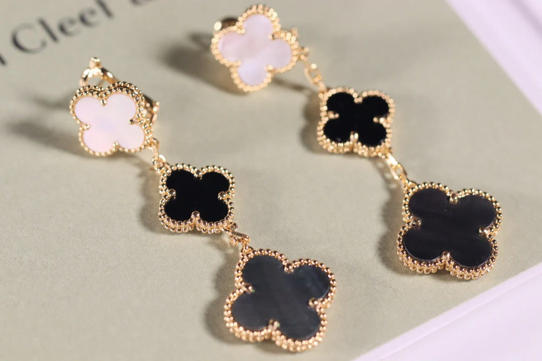 [VA]CLOVER EARRINGS GOLD ONYX MOP 3 MOTIF