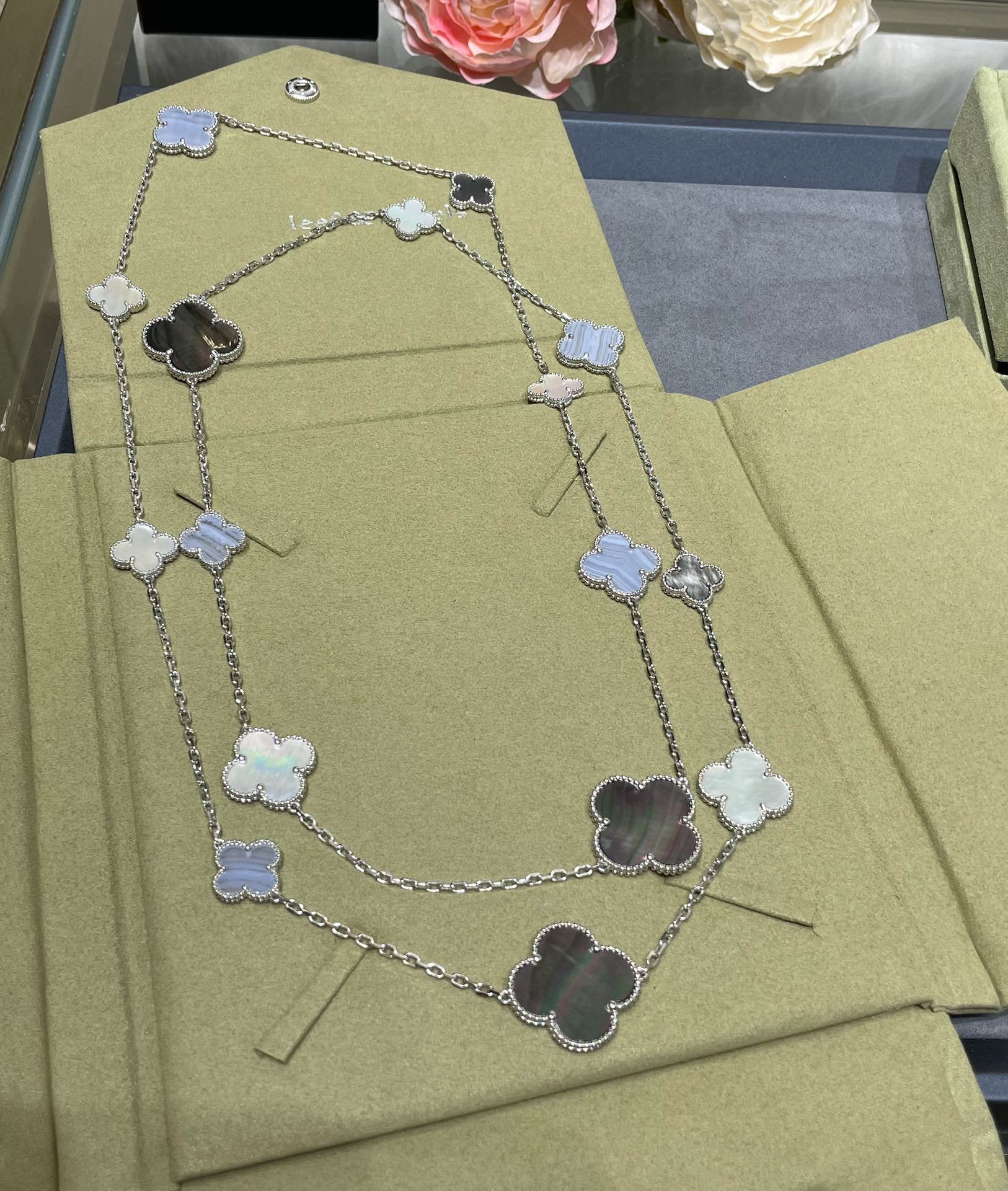 [VA]CLOVER 16 MOTIF CHALCEDONY MOP SILVER NECKLACE