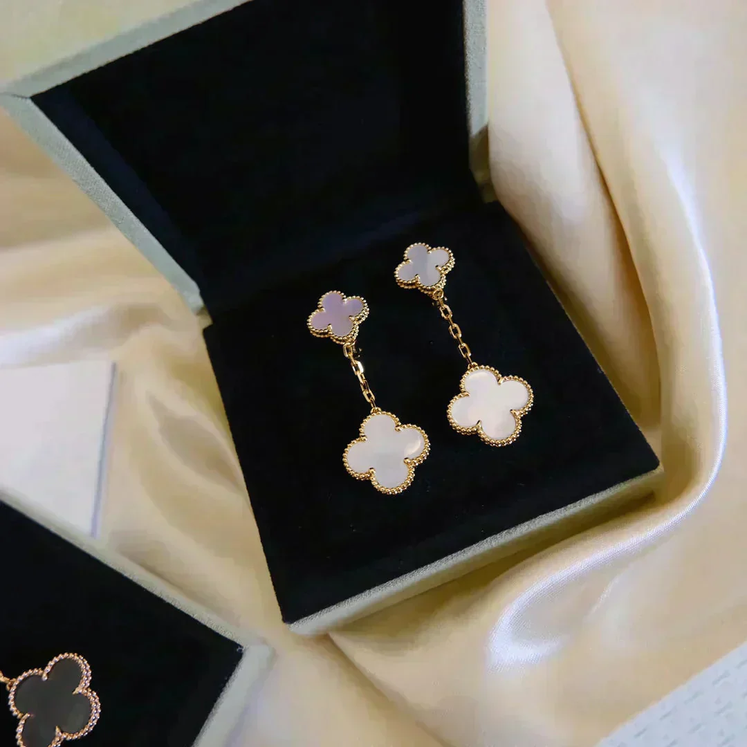 [VA]CLOVER 2 MOTIF WHITE MOP EARRINGS