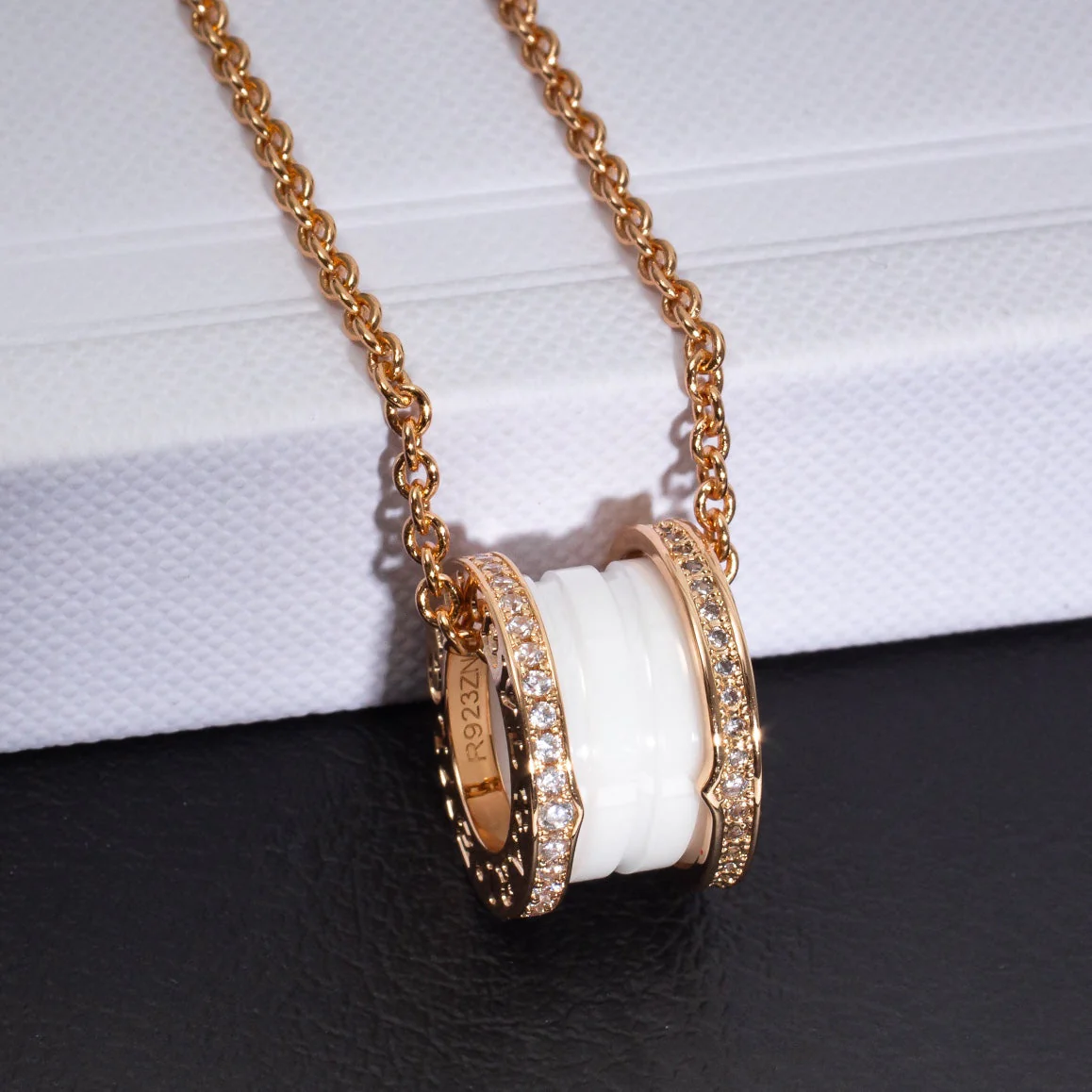 [BV]ZERO 1 WHITE CERAMIC PINK GOLD DIAMOND NECKLACE
