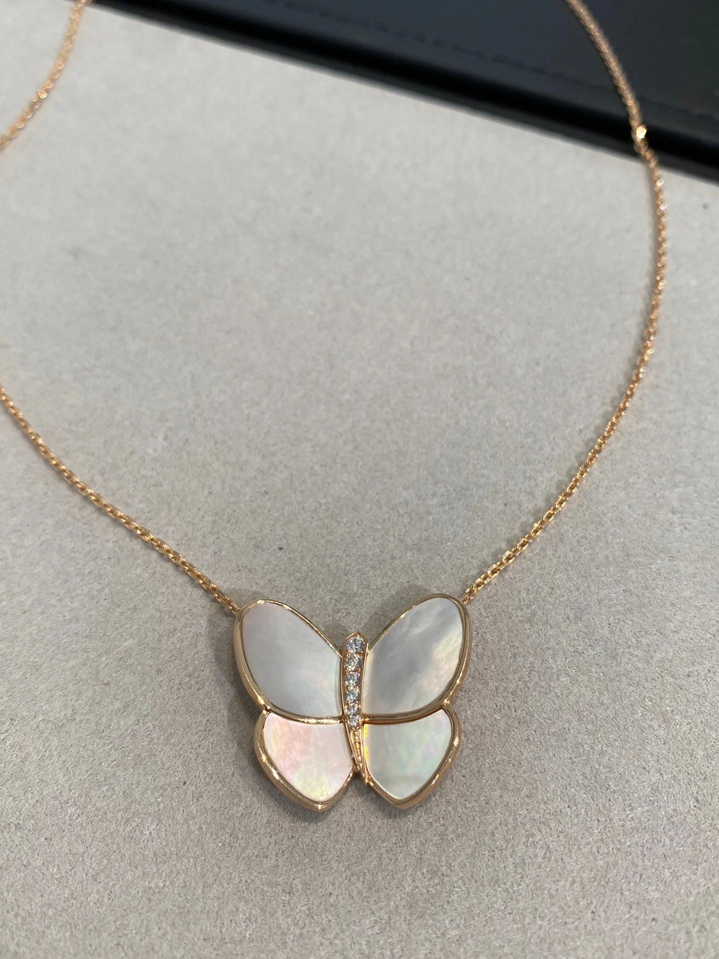 [VA]BUTTERFLY GOLD MOP DIAMOND NECKLACE
