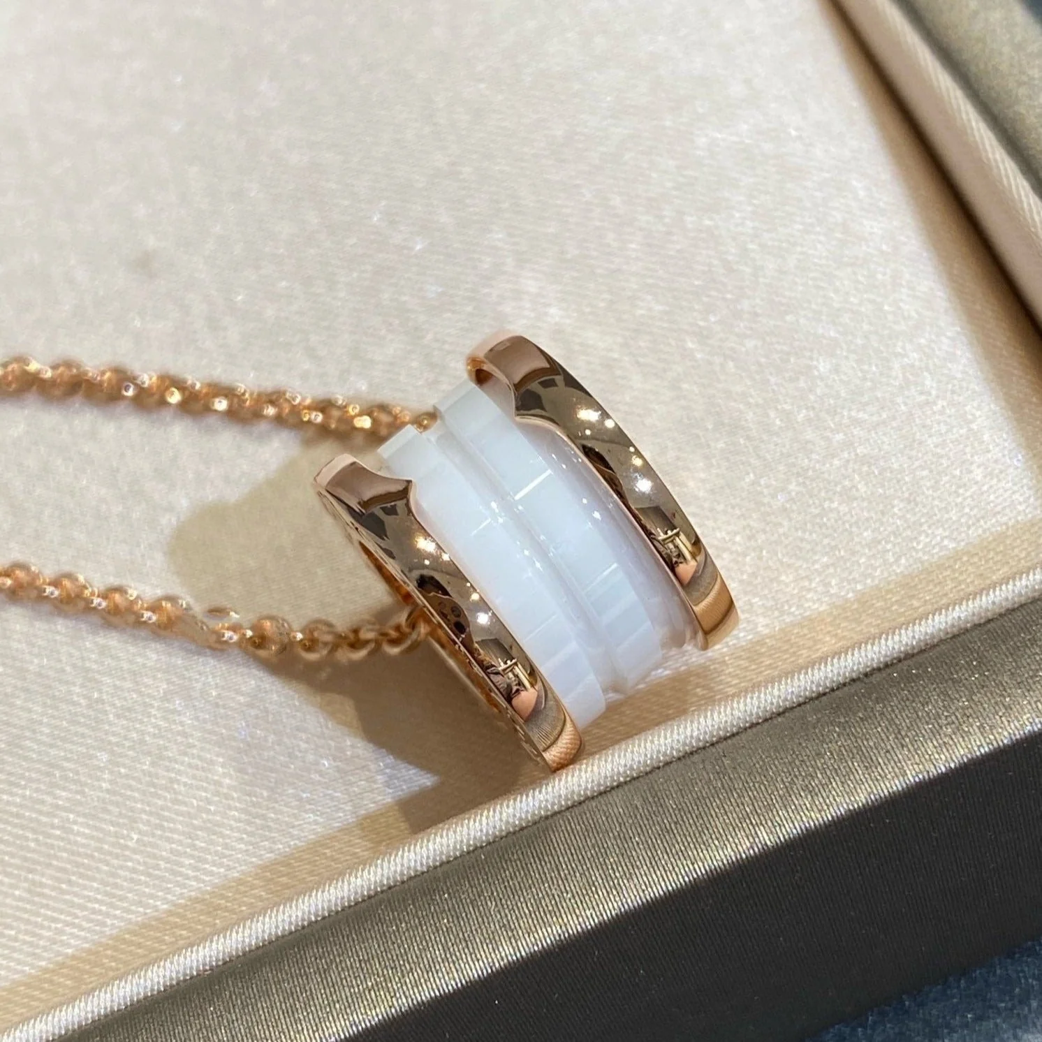 [BV]ZERO 1 WHITE CERAMIC PINK GOLD NECKLACE