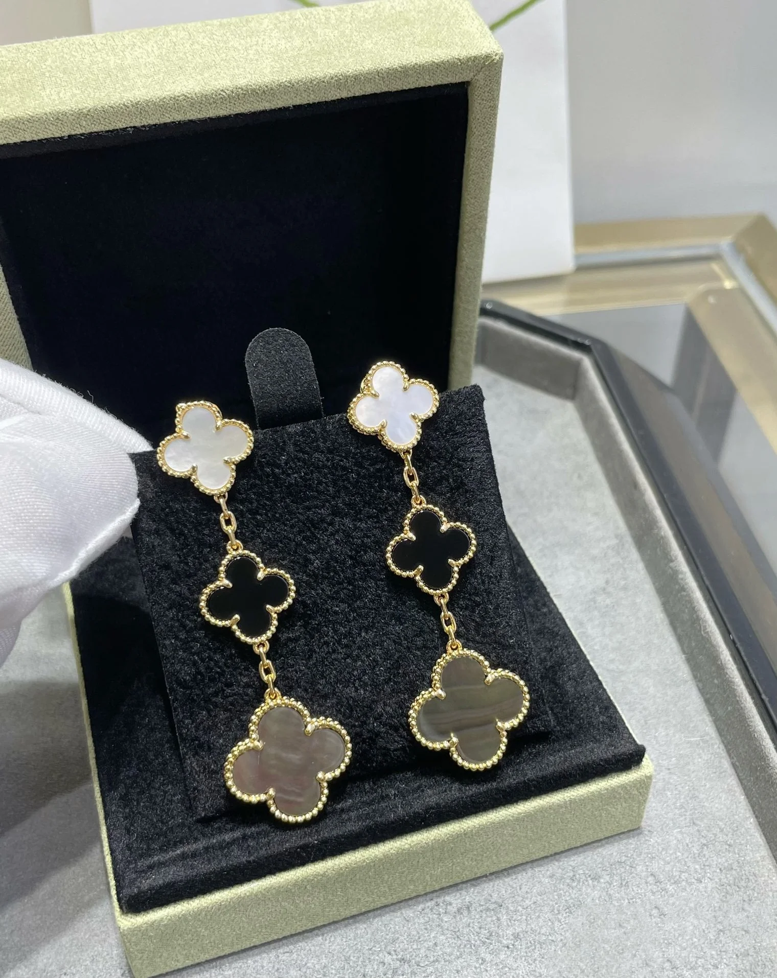 [VA]CLOVER 3 MOTIF MOP ONYX DARK MOP PINK GOLD EARRINGS