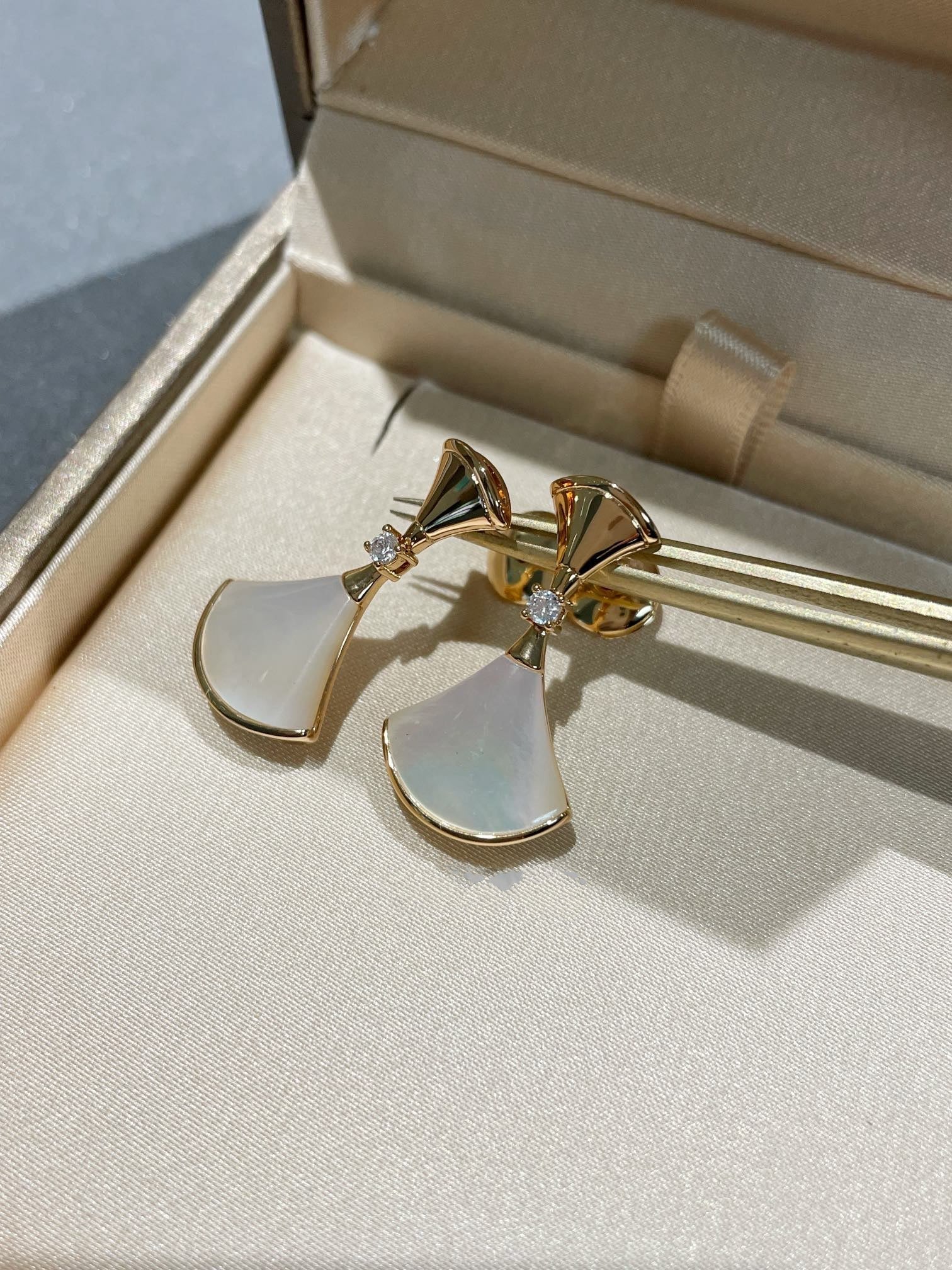 [BV]DREAM MOP 1 DIAMOND EARRINGS