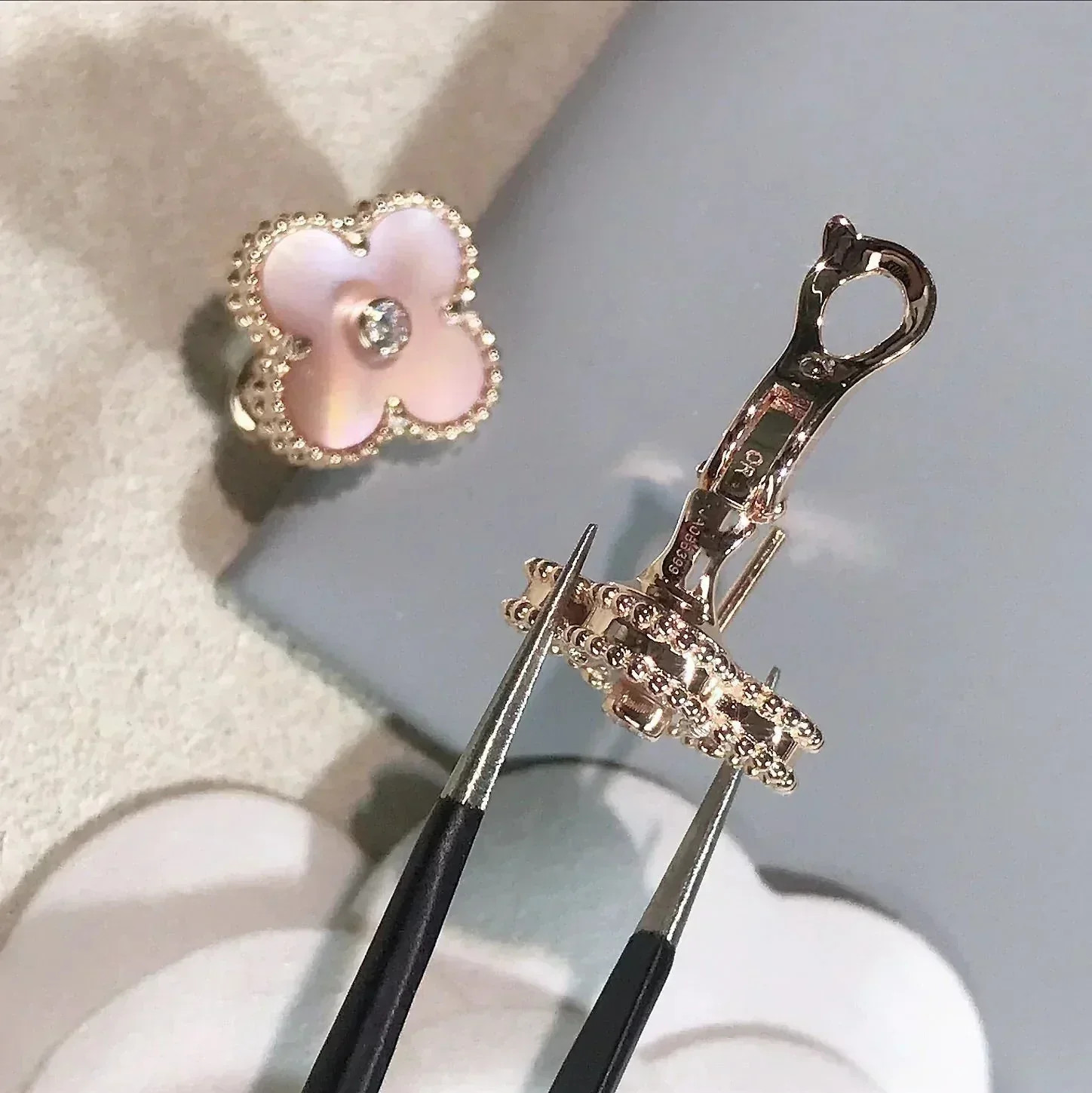 [VA]CLOVER MEDIUM 1 MOTIFS  PINK MOP DIAMOND EARRINGS