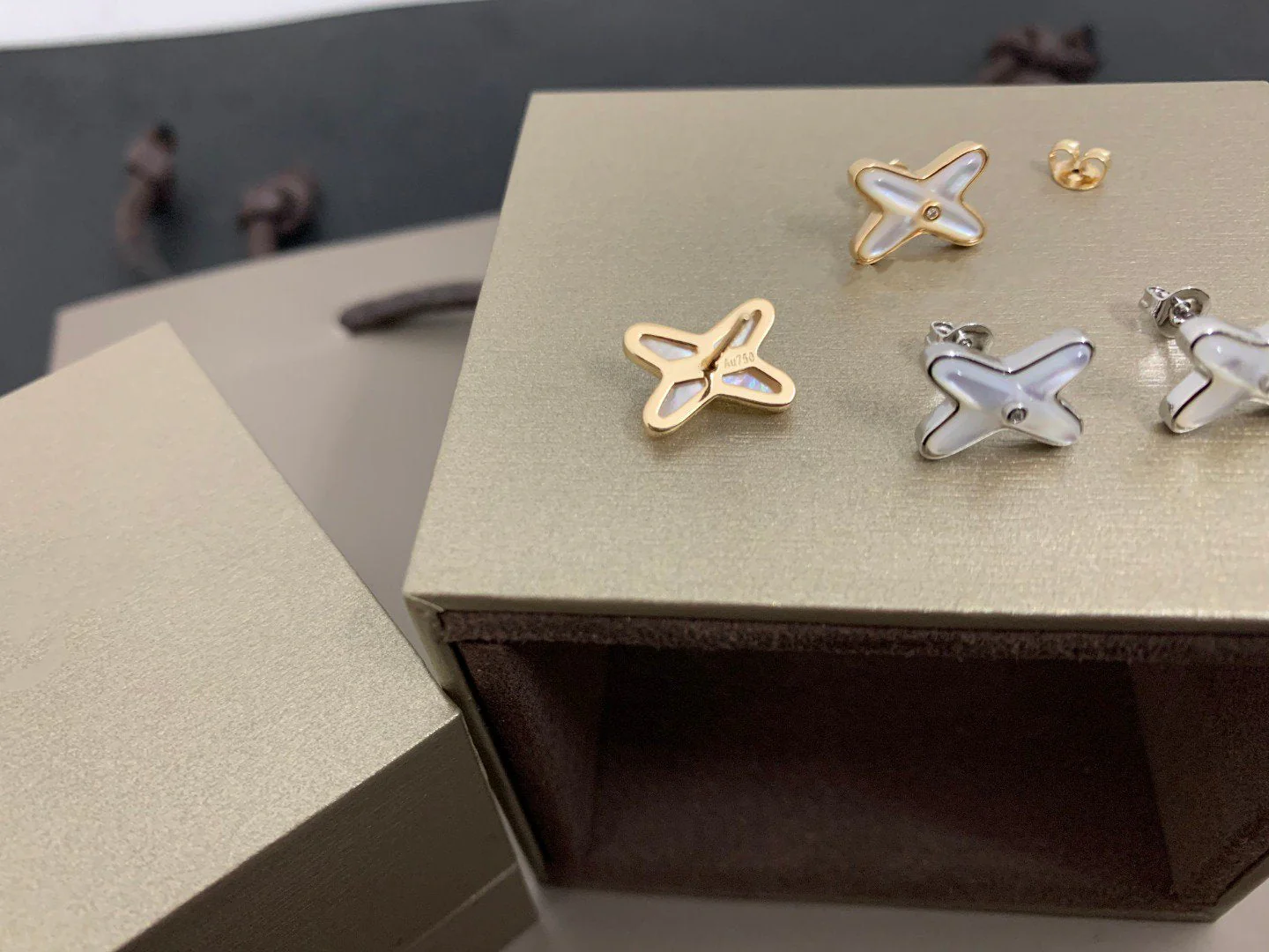 [CH]JEUX DE WHITE MOP SILVER DIAMOND EARRINGS