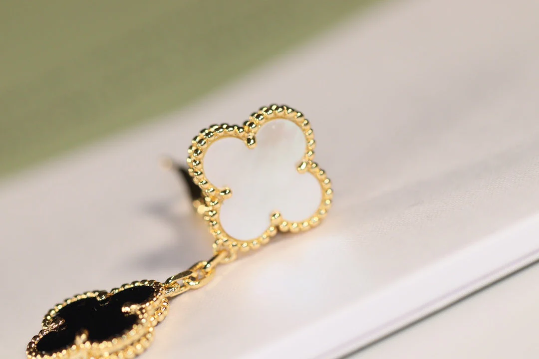 [VA]CLOVER EARRINGS GOLD ONYX MOP 3 MOTIF