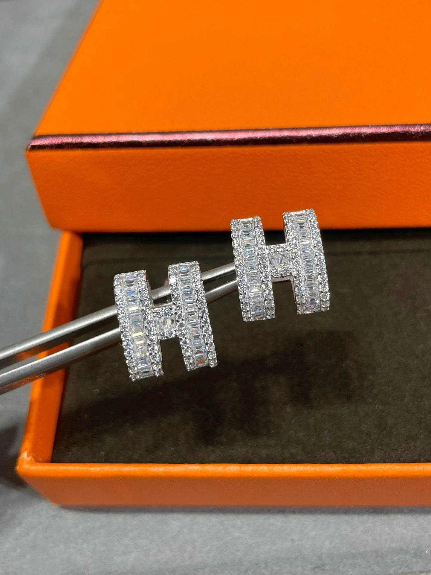 [Hmes]H STUD EARRINGS WITH SILVER DIAMONDS