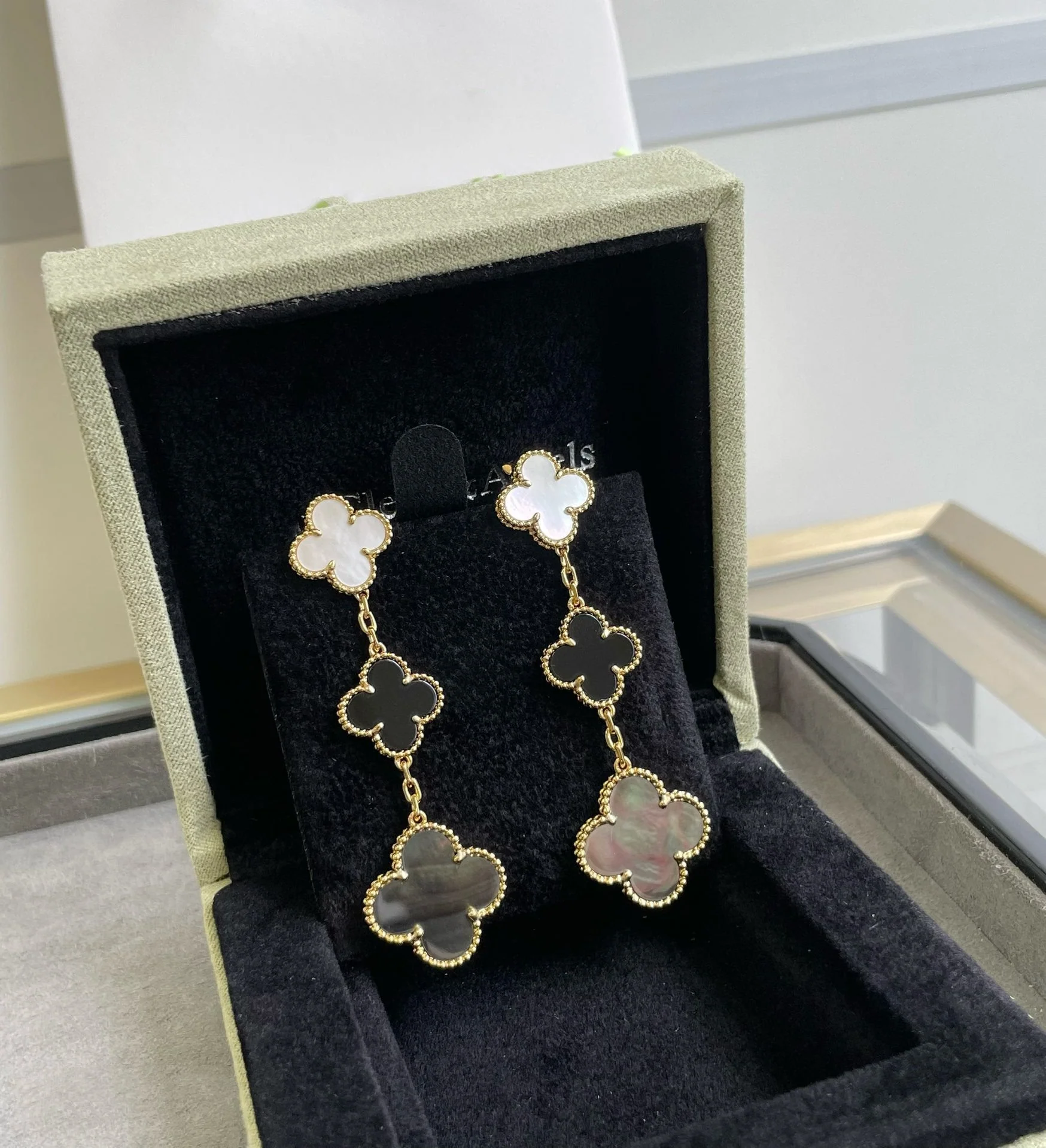 [VA]CLOVER 3 MOTIF MOP ONYX DARK MOP PINK GOLD EARRINGS
