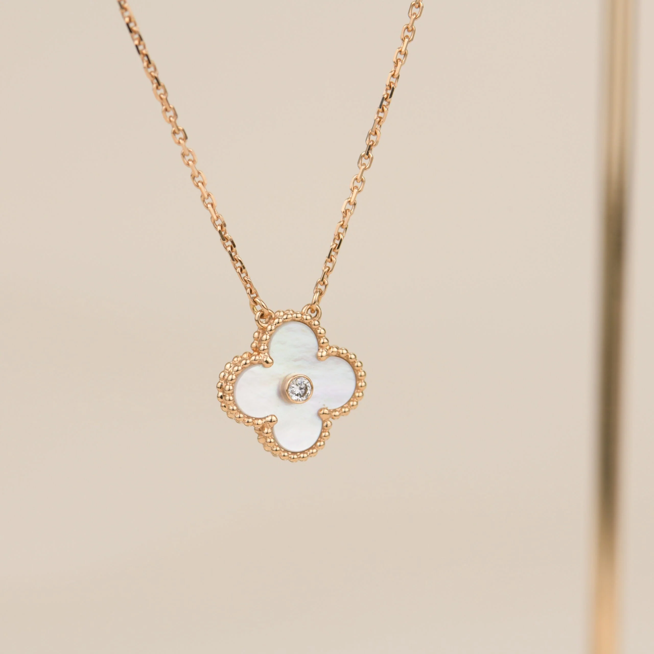 [VA]CLOVER 15MM DIAMOND WHITE FRITILLARIA NECKLACE