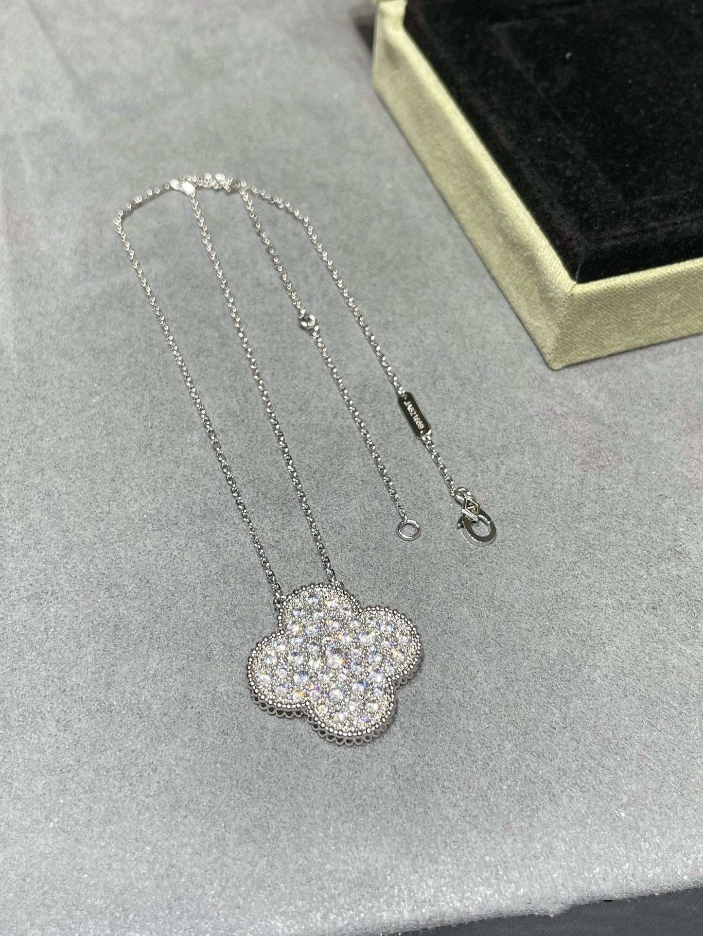 [VA]CLOVER 25MM LARGE PENDANT DIAMOND PAVED SILVER NECKLACE