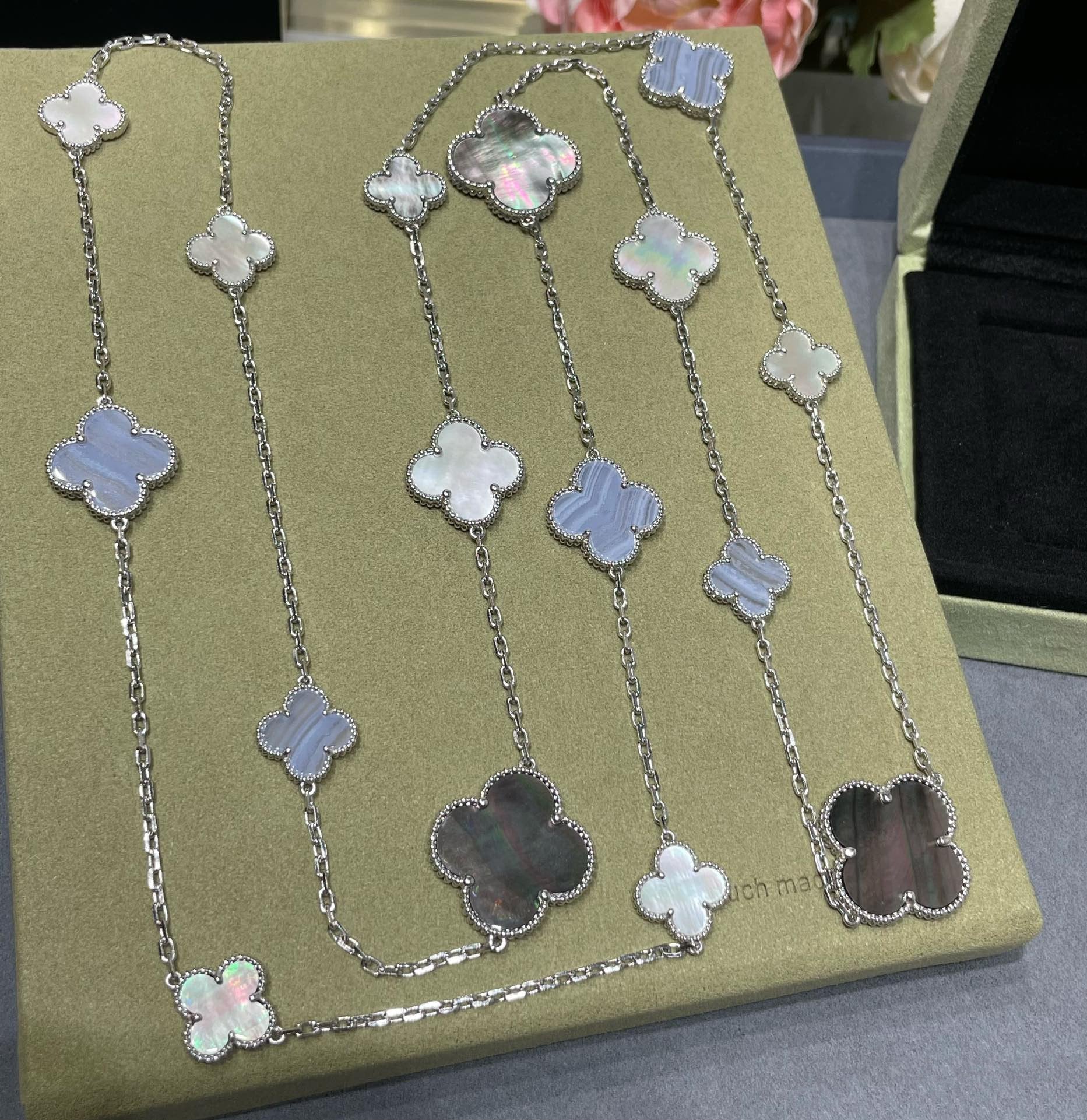 [VA]CLOVER 16 MOTIF CHALCEDONY MOP SILVER NECKLACE