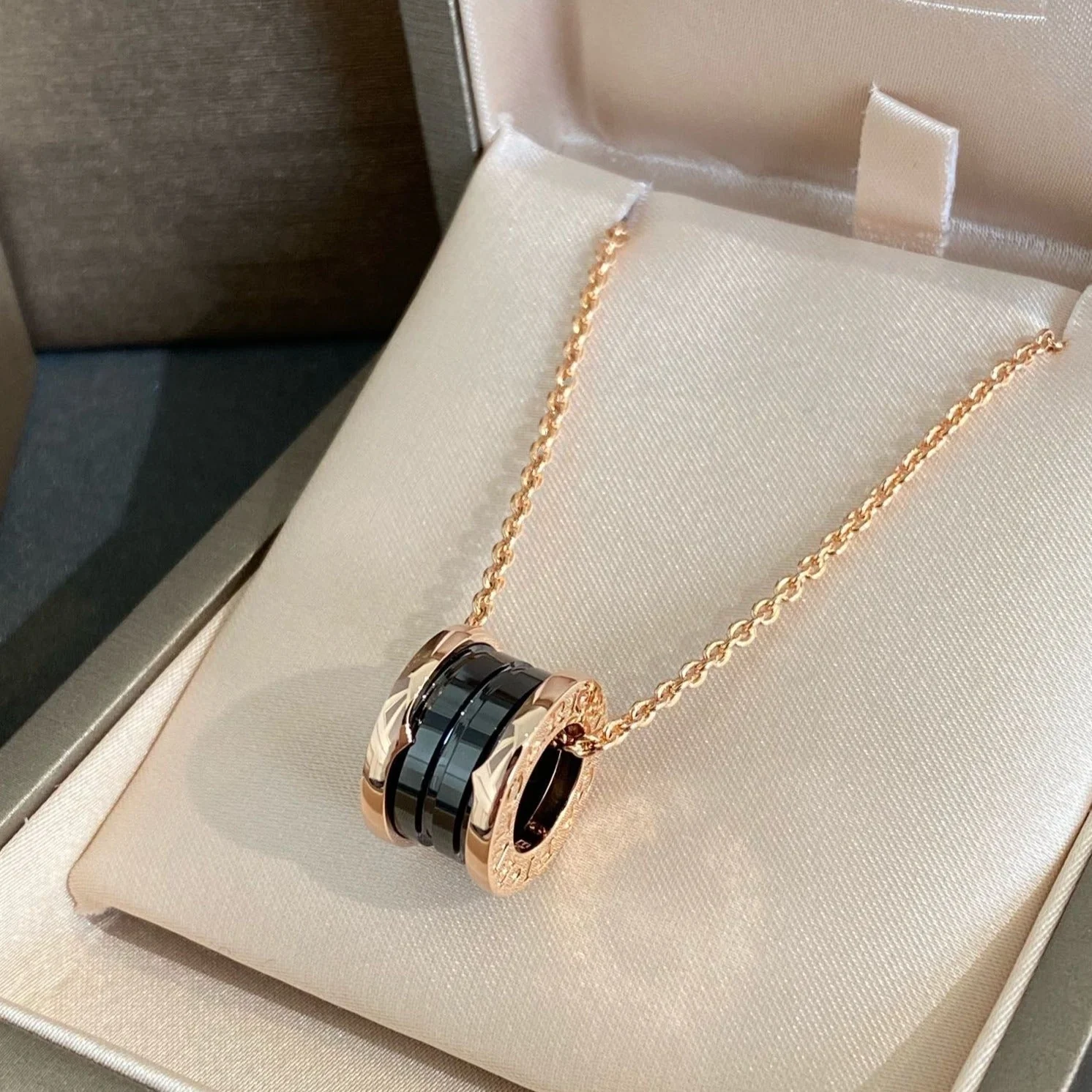 [BV]ZERO 1 BLACK CERAMIC PINK GOLD NECKLACE