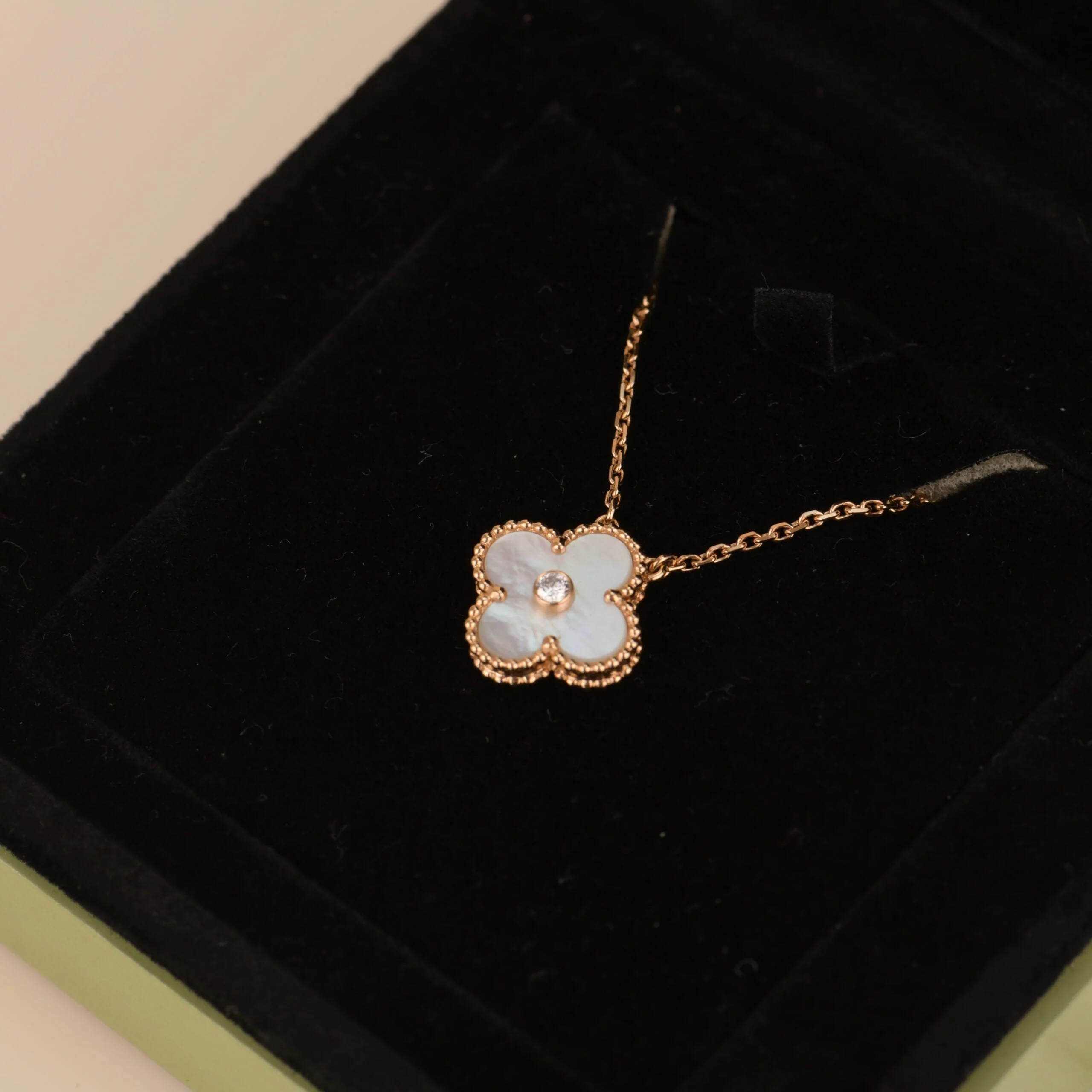 [VA]CLOVER 15MM DIAMOND WHITE FRITILLARIA NECKLACE