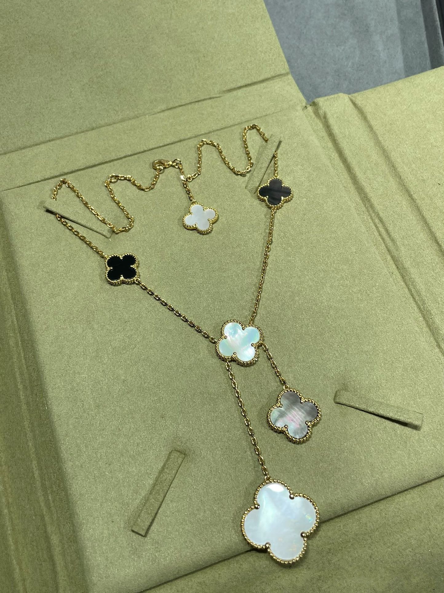 [VA]CLOVER 6 MOTIF MOP ONYX GOLD NECKLACE