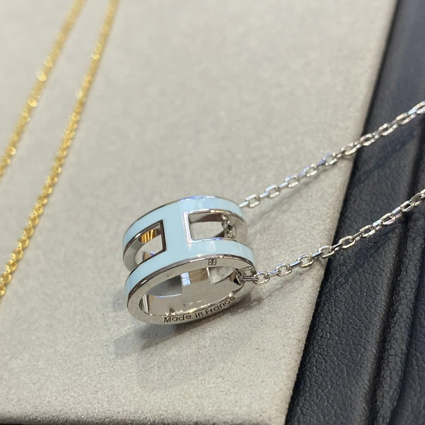 [Hmes]POP H LIGHT BLUE NECKLACE