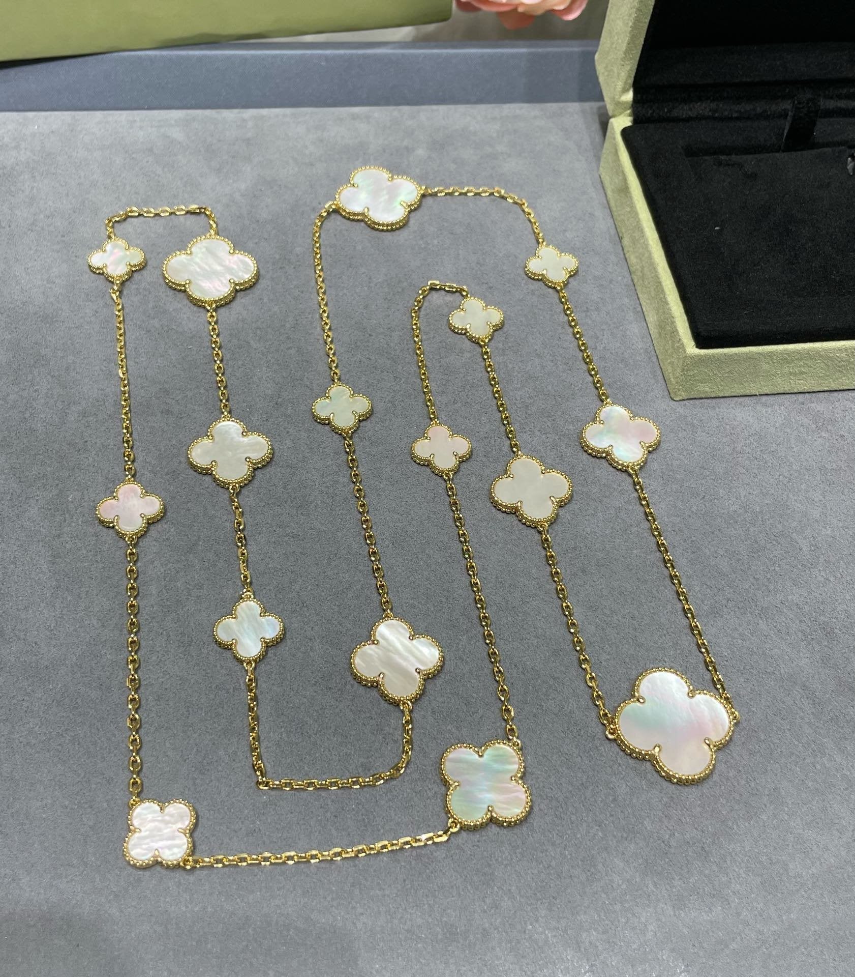 [VA]CLOVER 16 MOTIF WHITE MOP GOLD NECKLACE