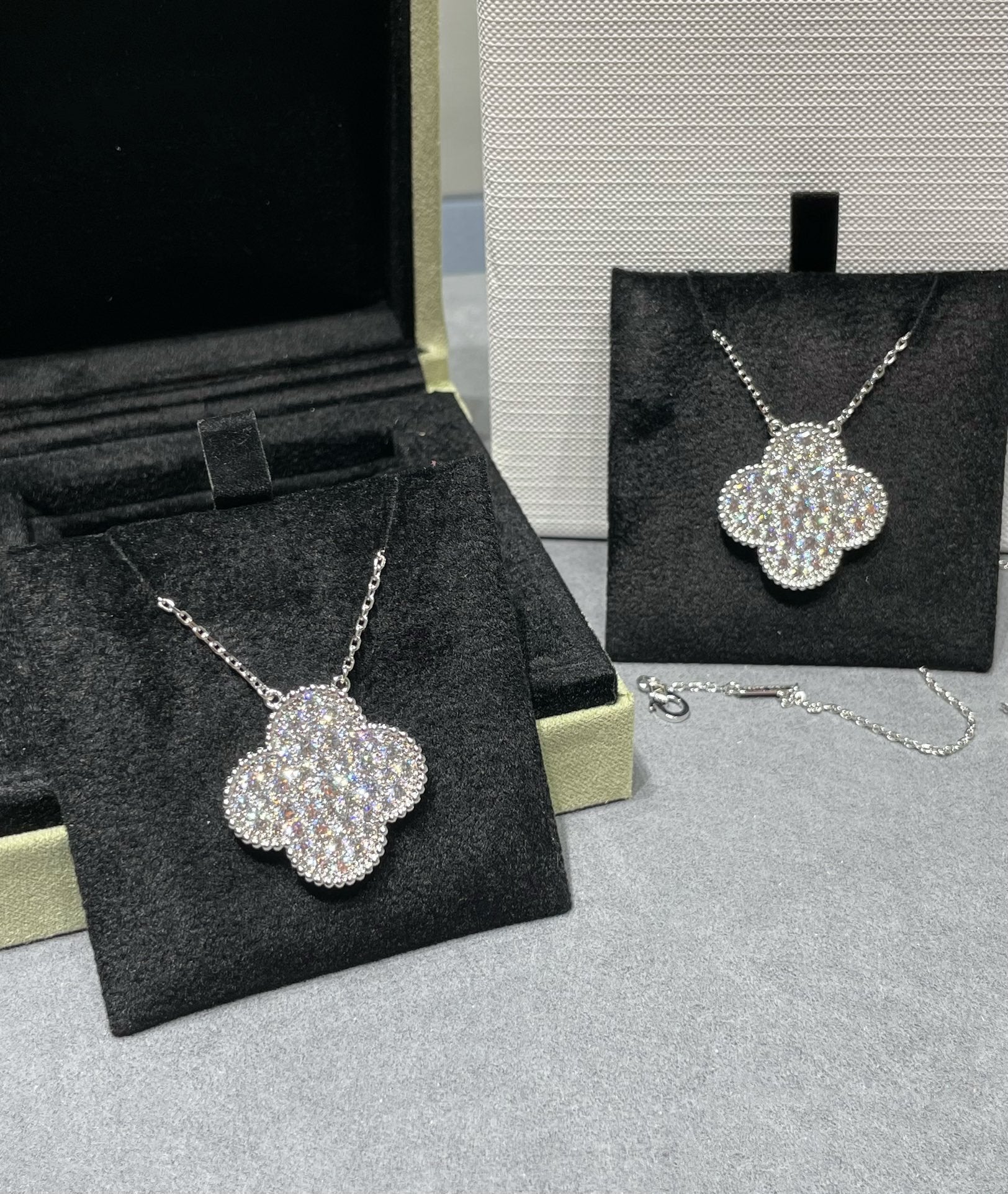 [VA]CLOVER 25MM LARGE PENDANT DIAMOND PAVED SILVER NECKLACE