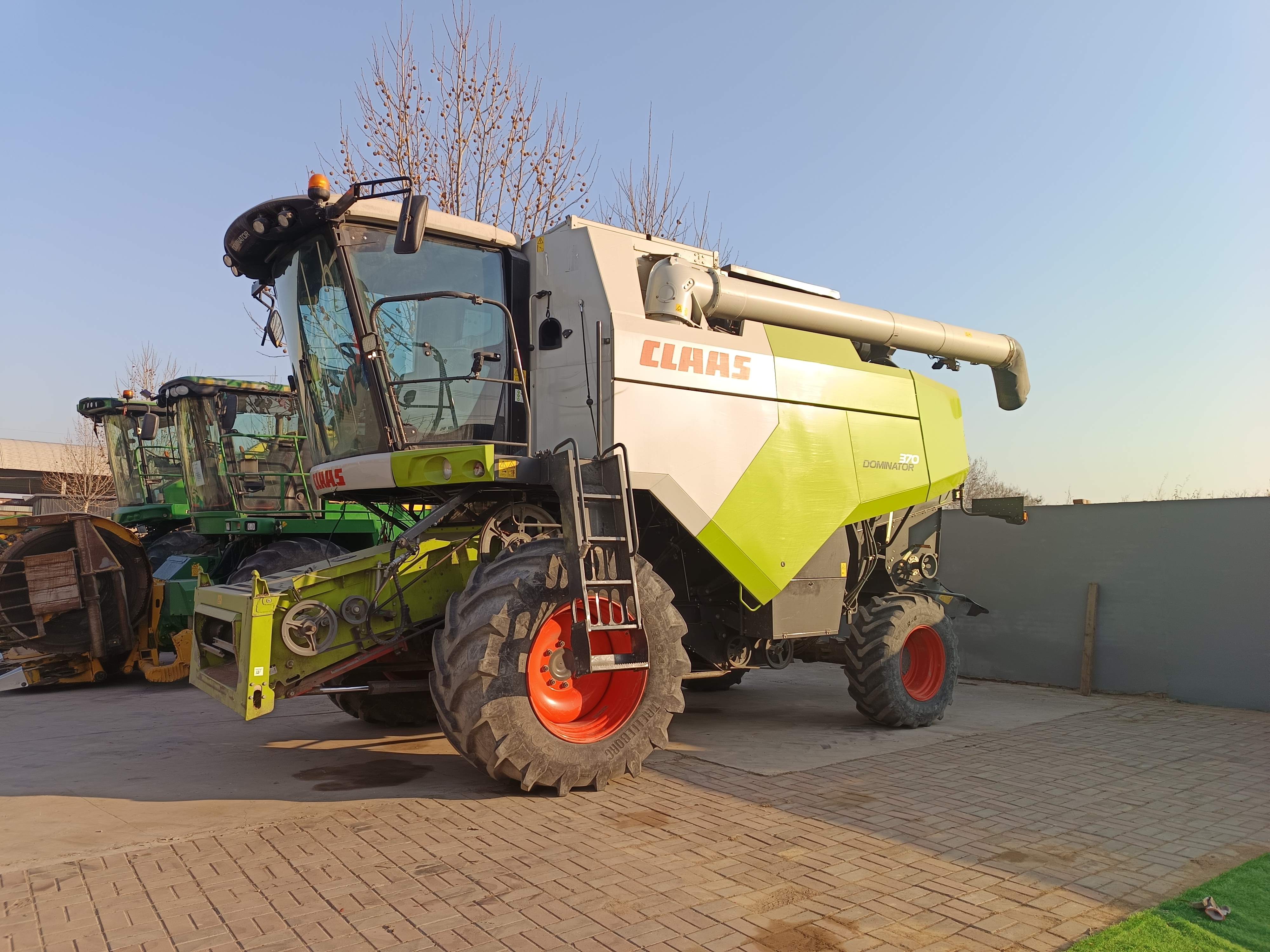 Claas 370 combine harvester