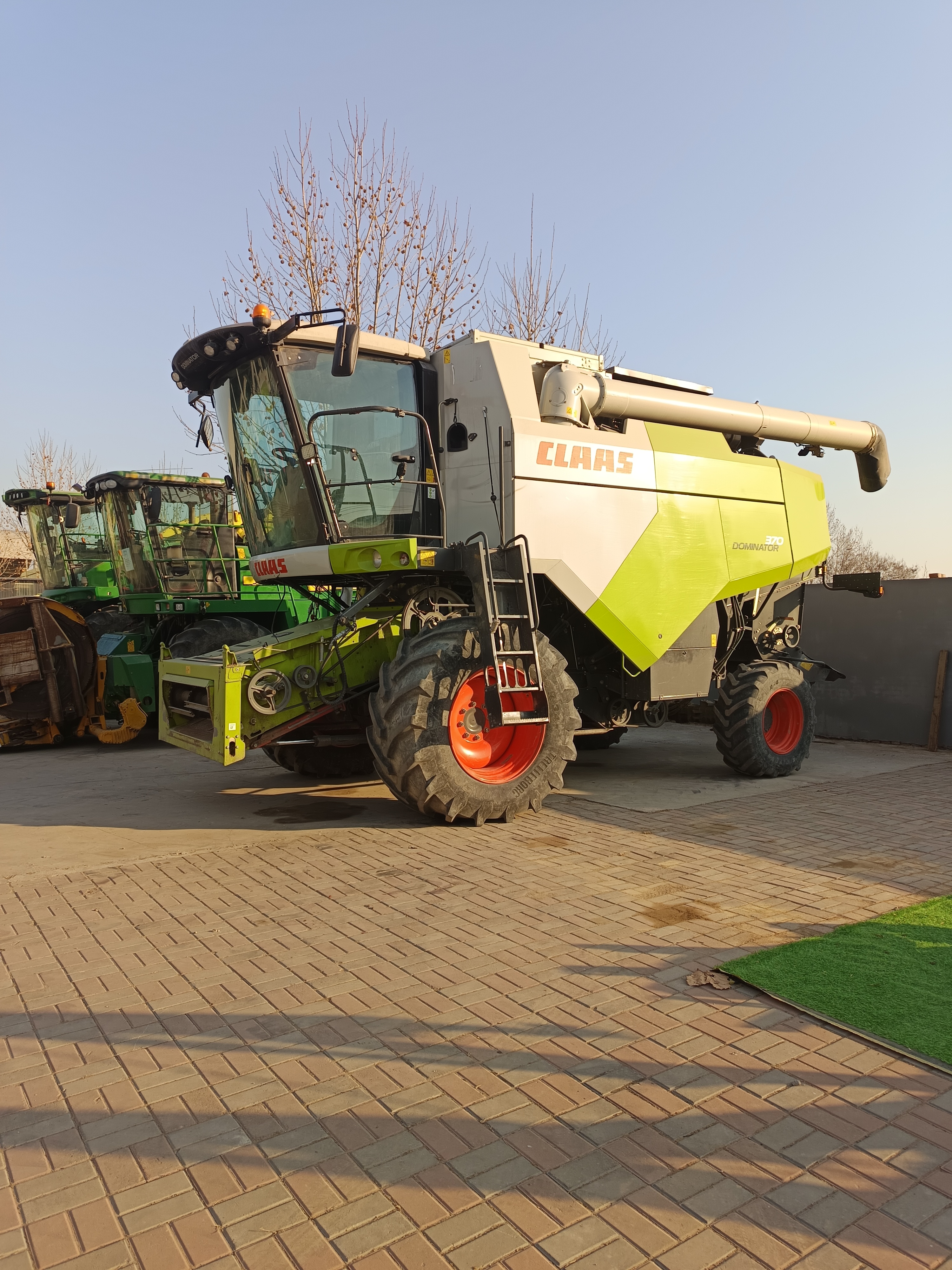 Claas 370 combine harvester