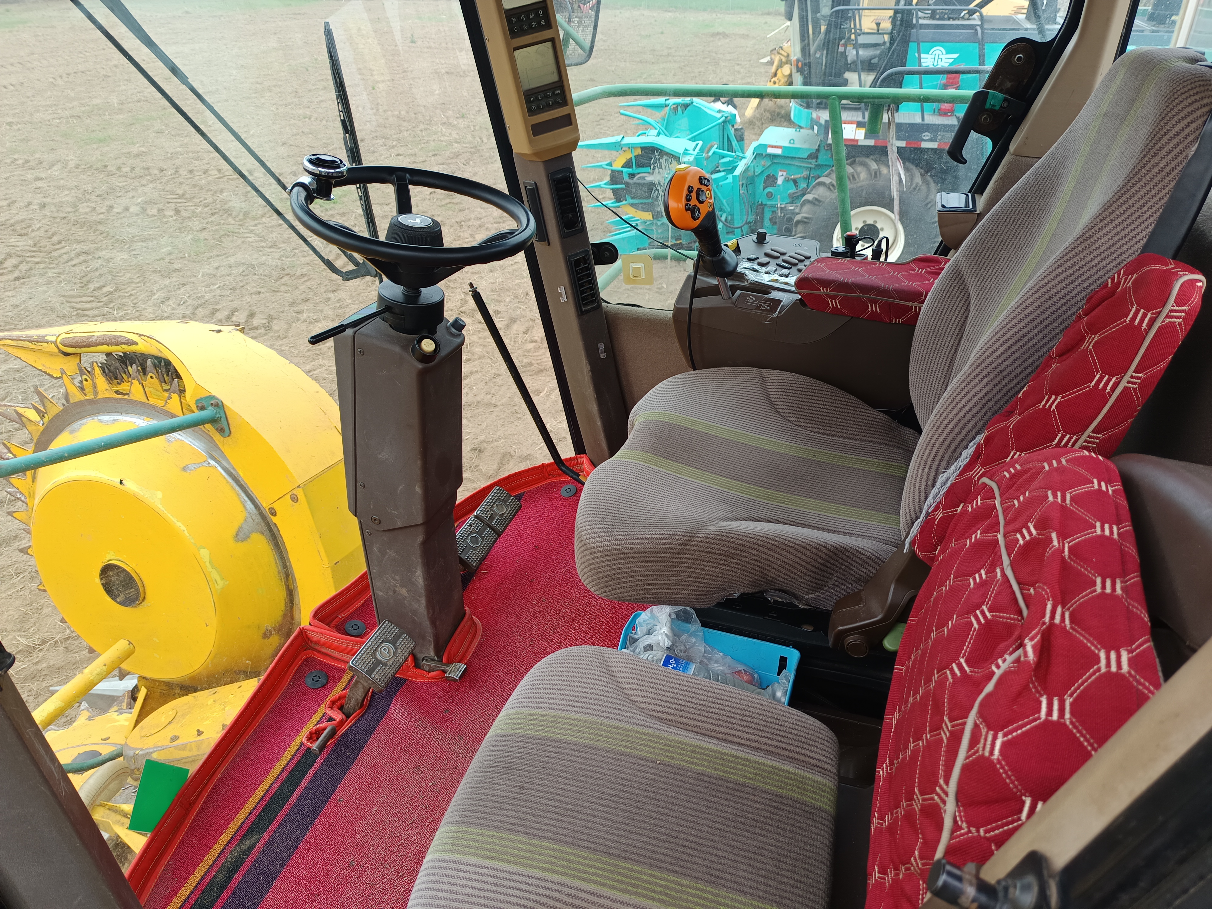 John Deere 7250 Self Propelled Forage Harvester, 375 Horse Power, with Kemper 445 header , in good working condition, ready for field work.