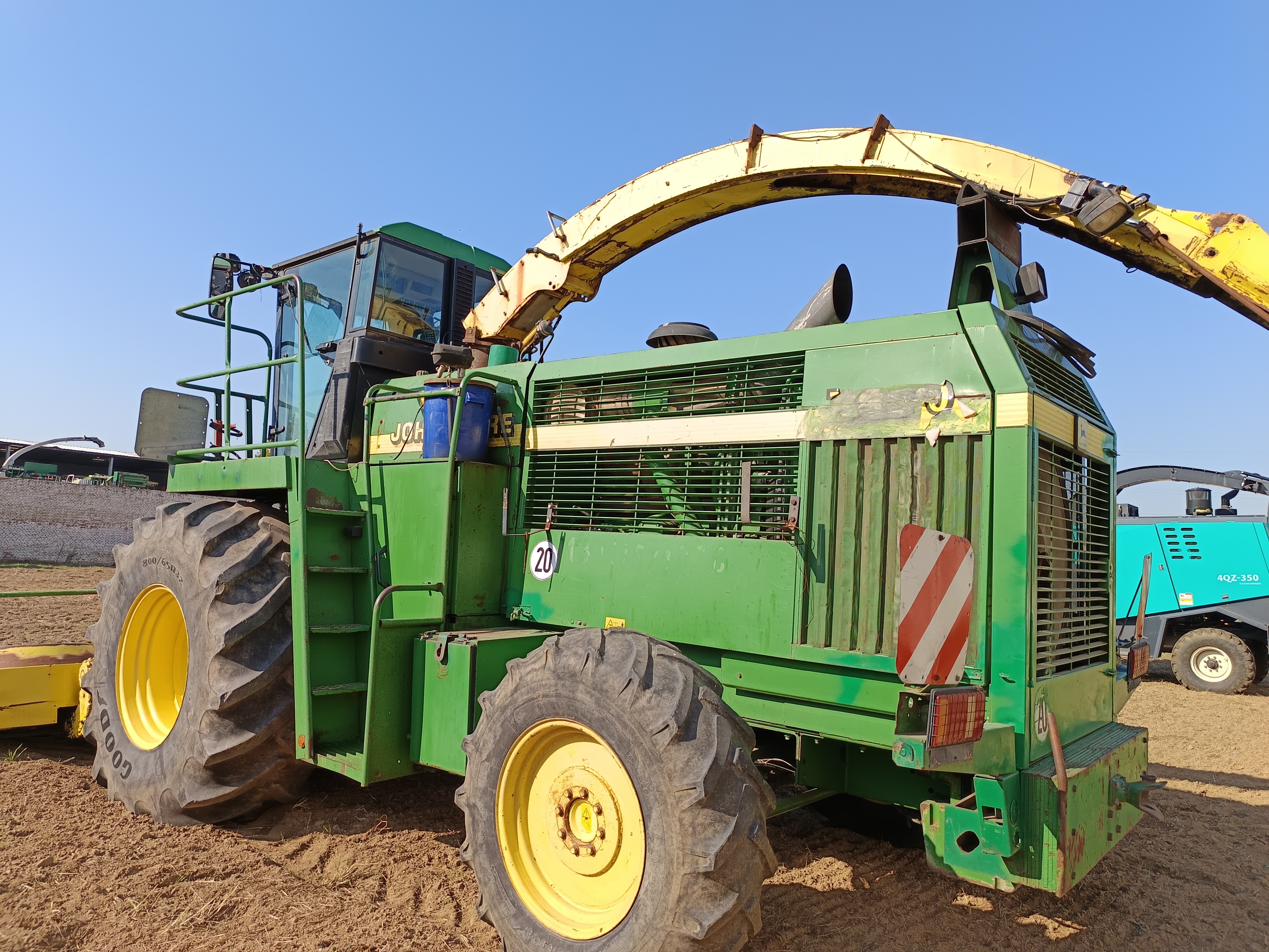 John Deere 6850 Self Propelled Forage Harvester