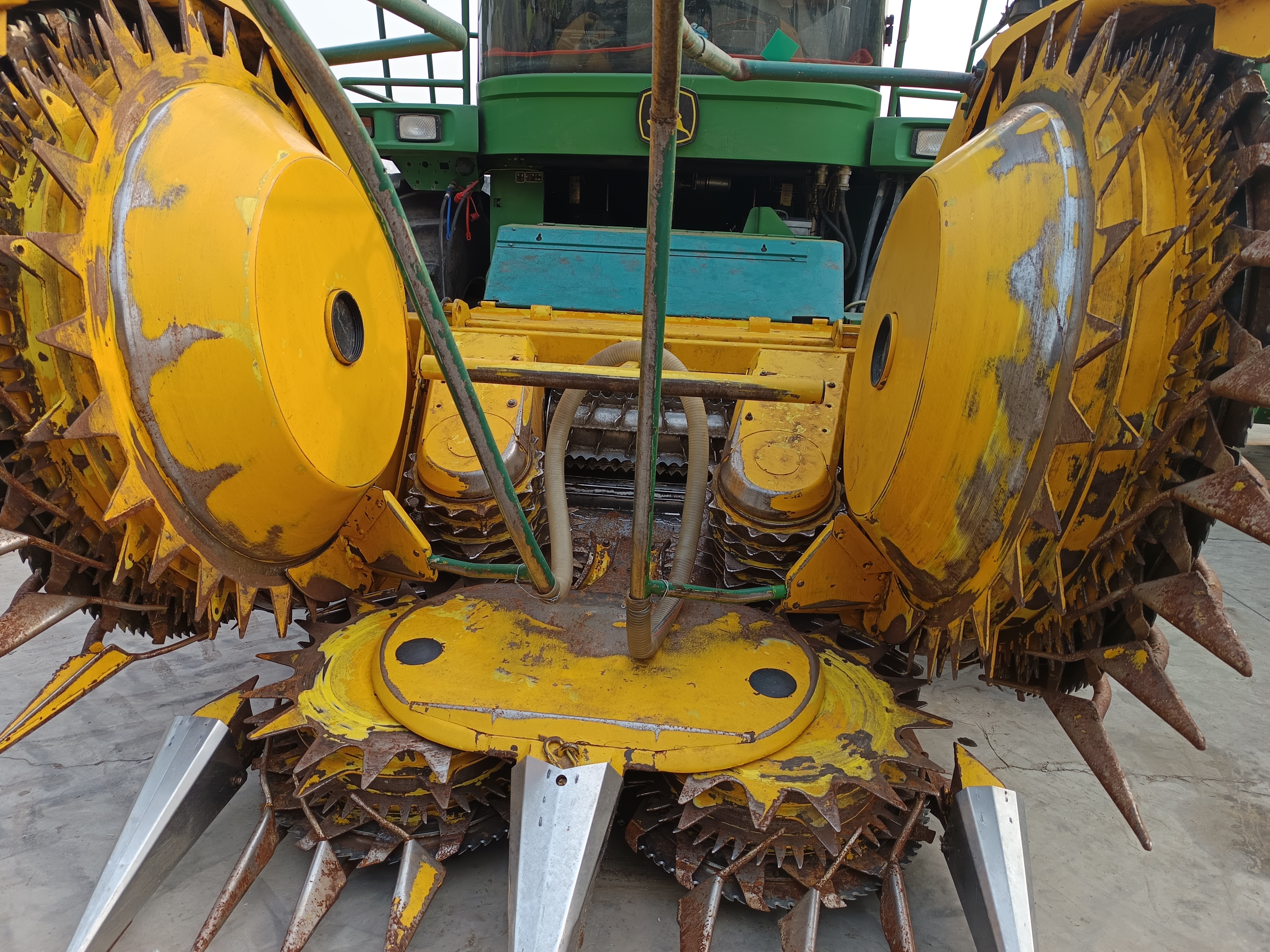 John Deere 7250 Self Propelled Forage Harvester, 375 Horse Power, with Kemper 445 header , in good working condition, ready for field work.